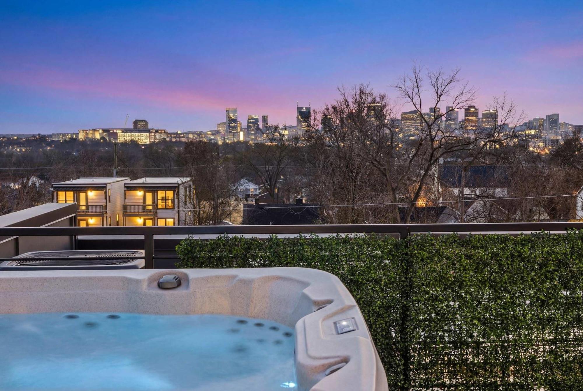 Hot Tub Hang Grill Parking Views Of Downtown *