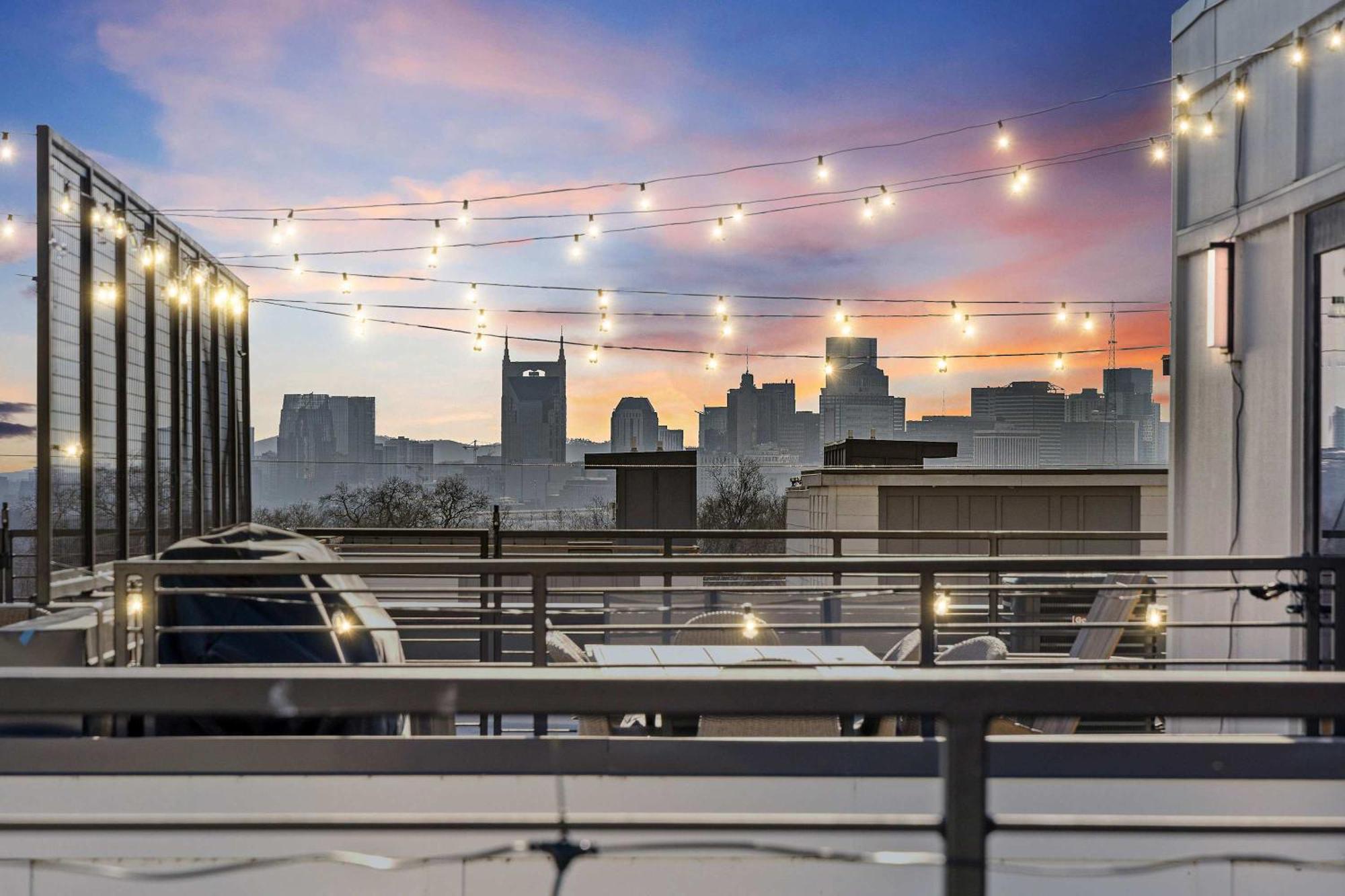 Hot Tub Hang Grill Parking Views Of Downtown Holiday home