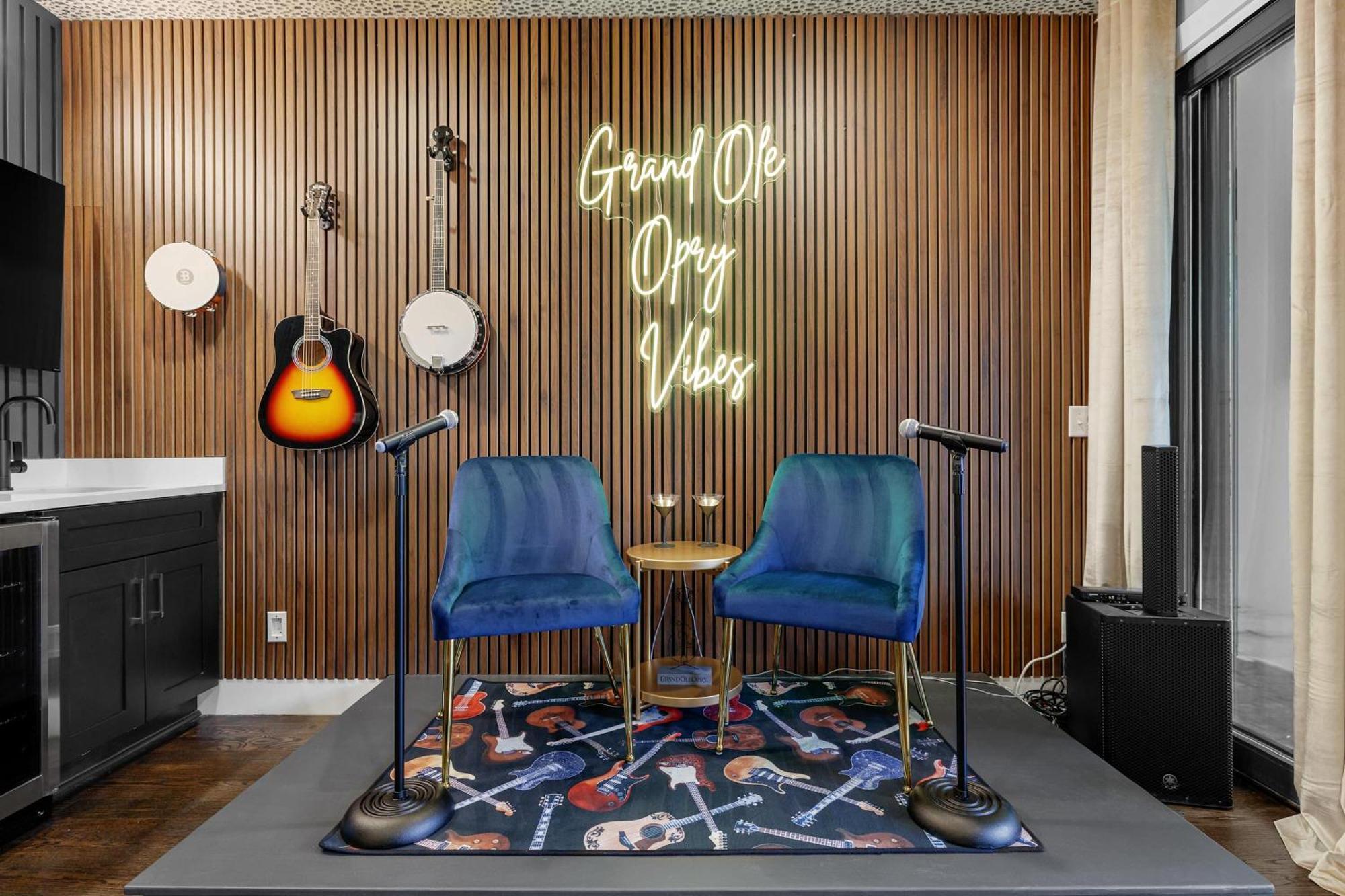 Holiday home Grand Ole Opry At The Aloras Deck Karaoke Nashville