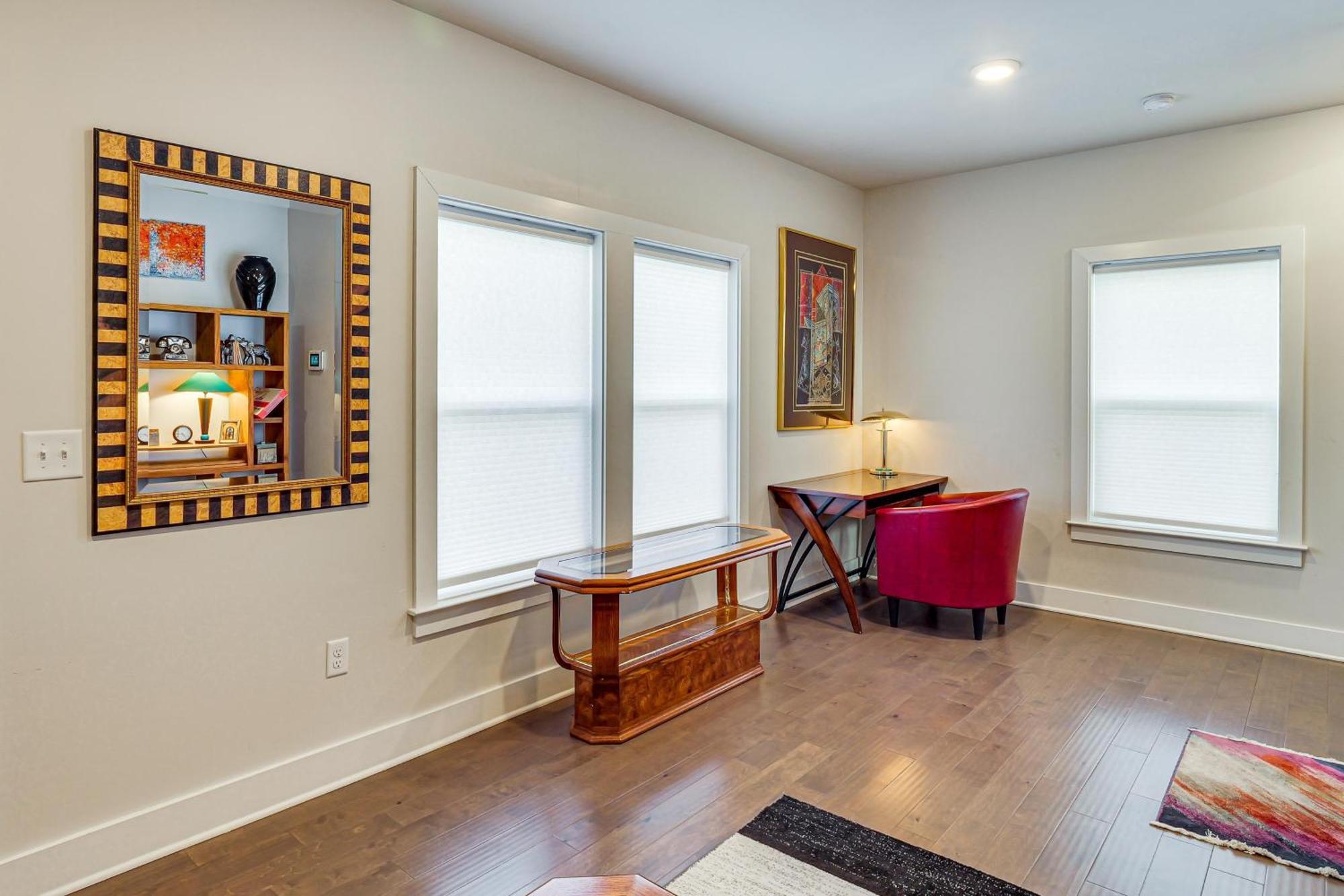 6 Mi To Broadway Townhome With Balcony! Holiday home