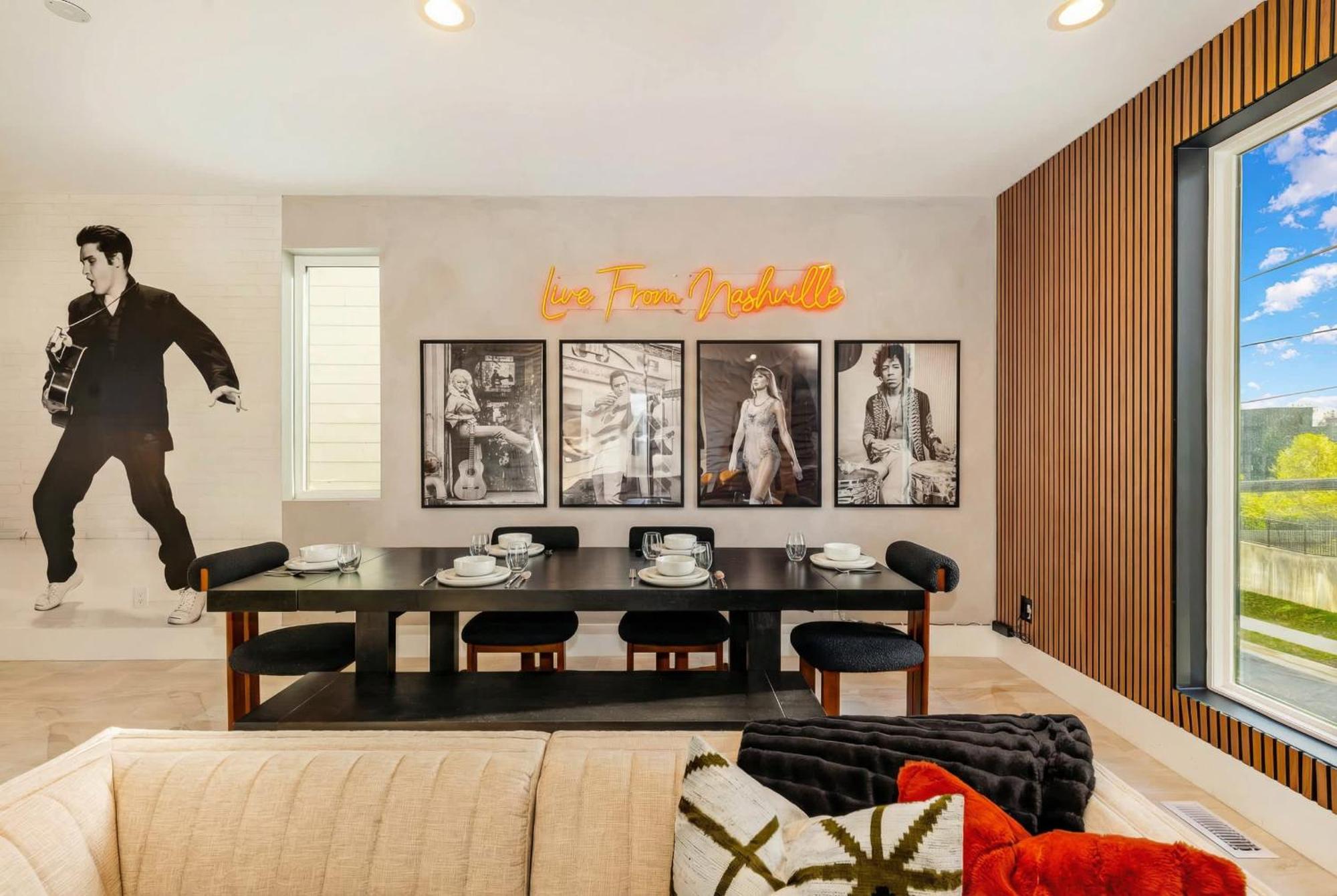 Elevator With Rooftop Hot Tub & Spacious Yard Holiday home