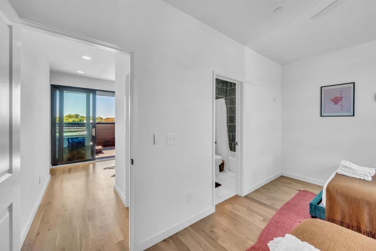 Holiday home Stylish 5br Retreat W Rooftop Hot Tub