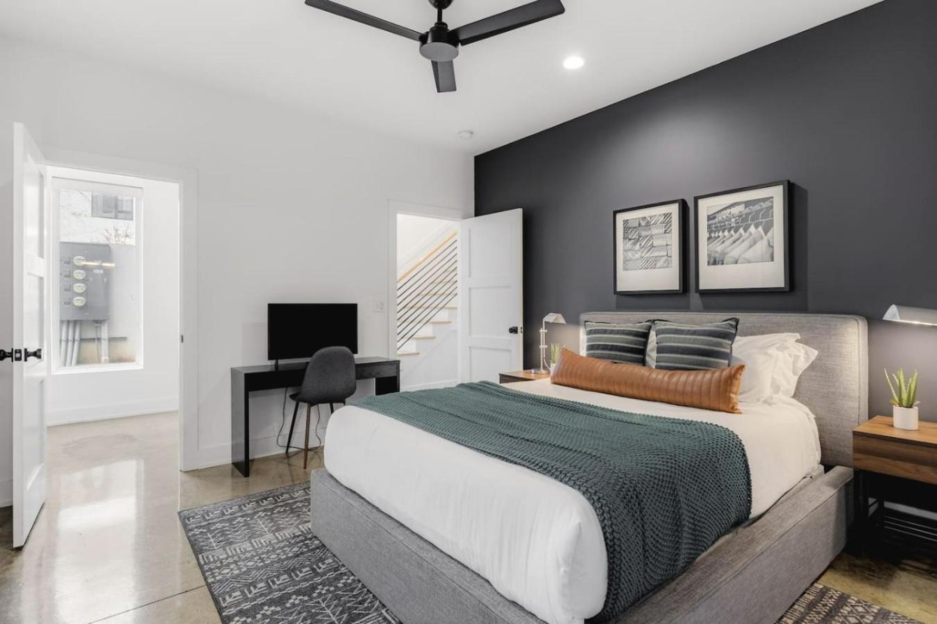 View Only 1 Mile To Downtown With Garage And Rooftop *