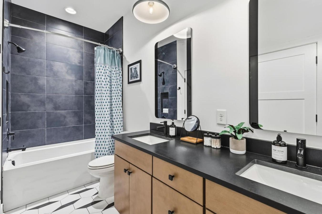 View Only 1 Mile To Downtown With Garage And Rooftop Nashville