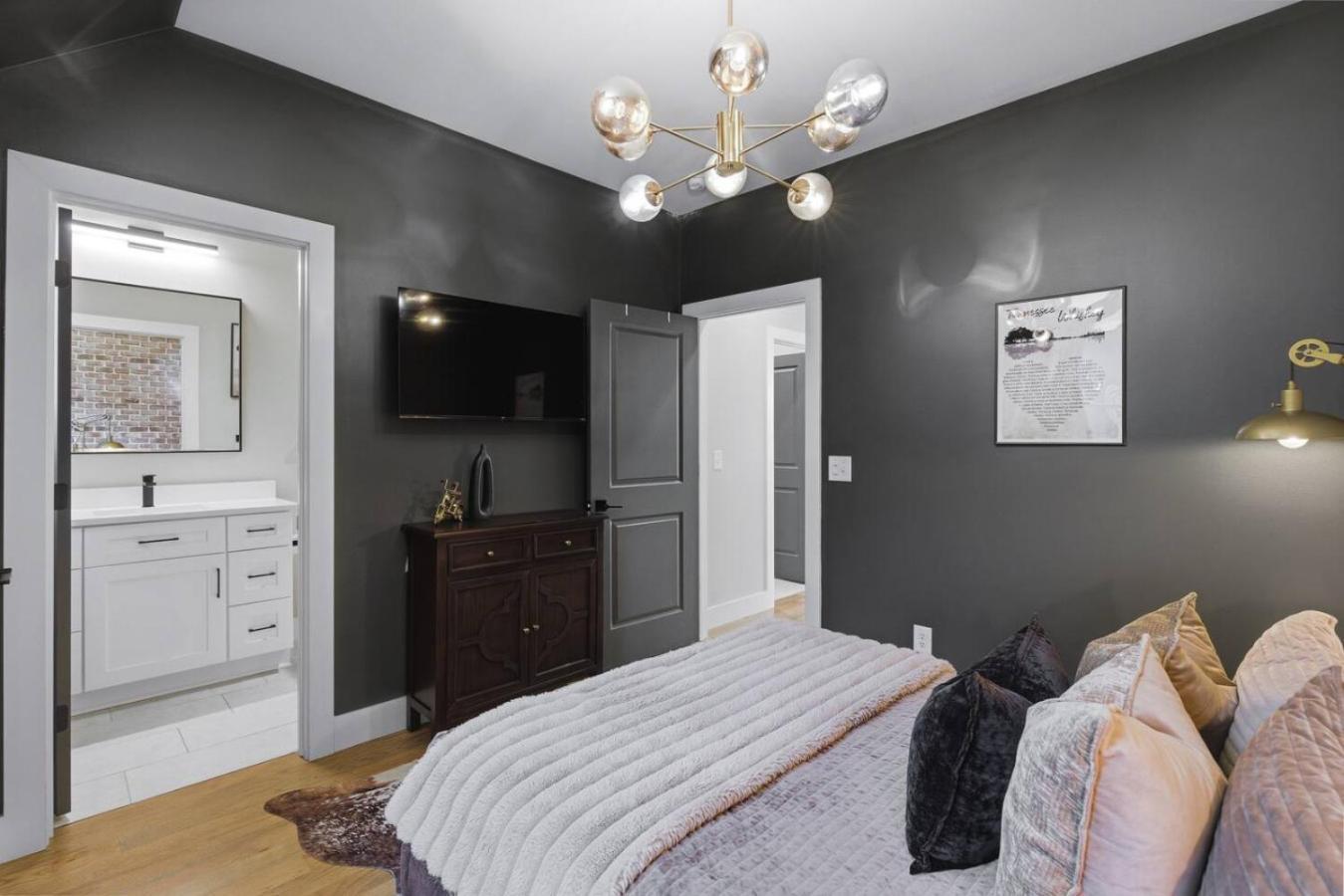 View With Hottub Rooftop Arcade Game And Parking Holiday home Nashville