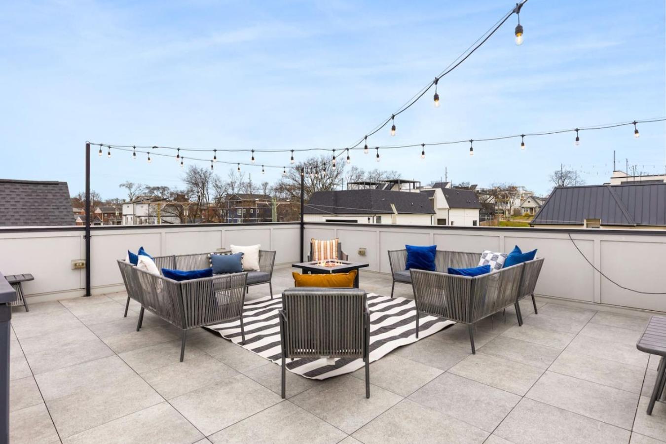 Holiday home View Only 1 Mile To Downtown With Garage And Rooftop