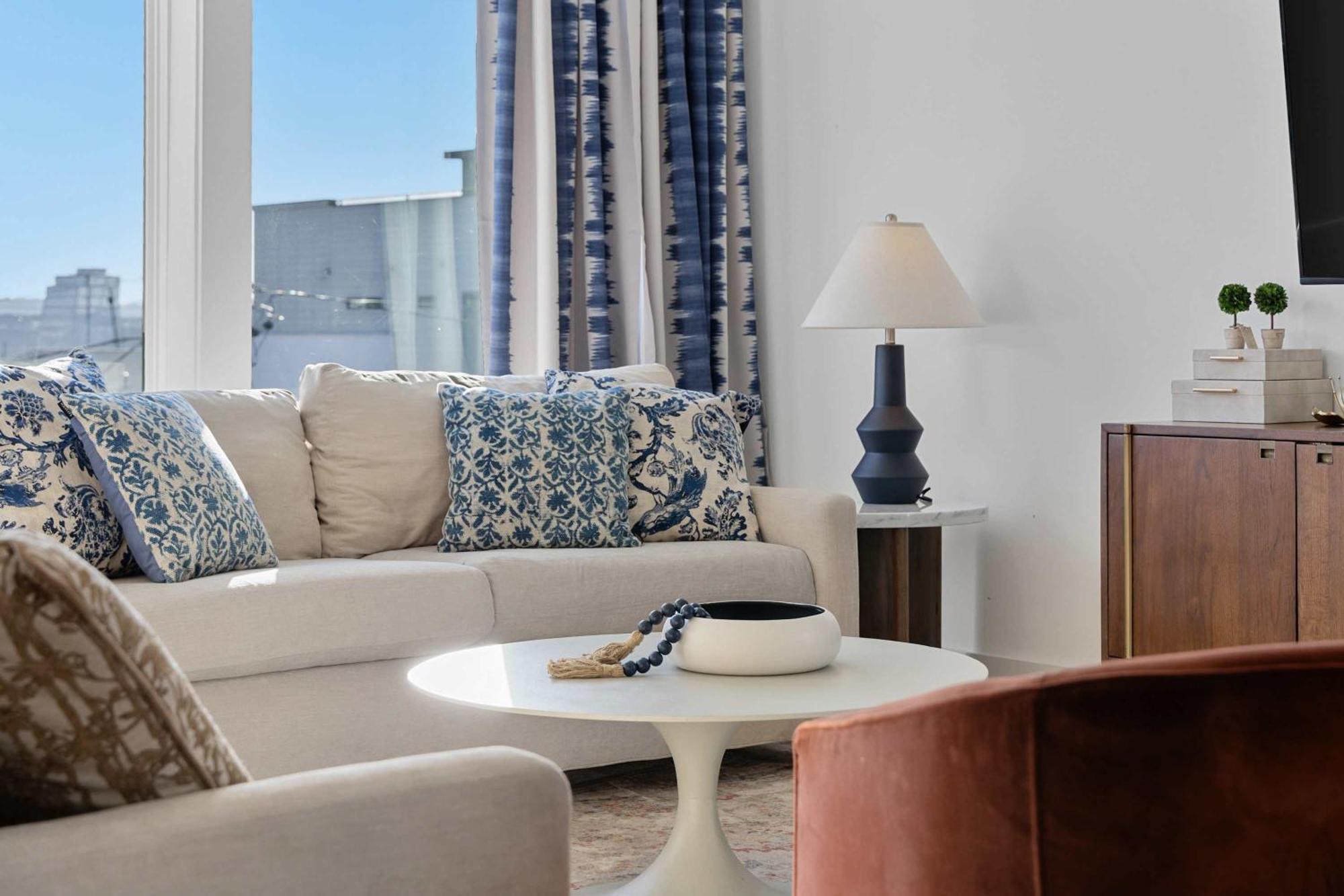 Hot Tub Hang Grill Parking Views Of Downtown