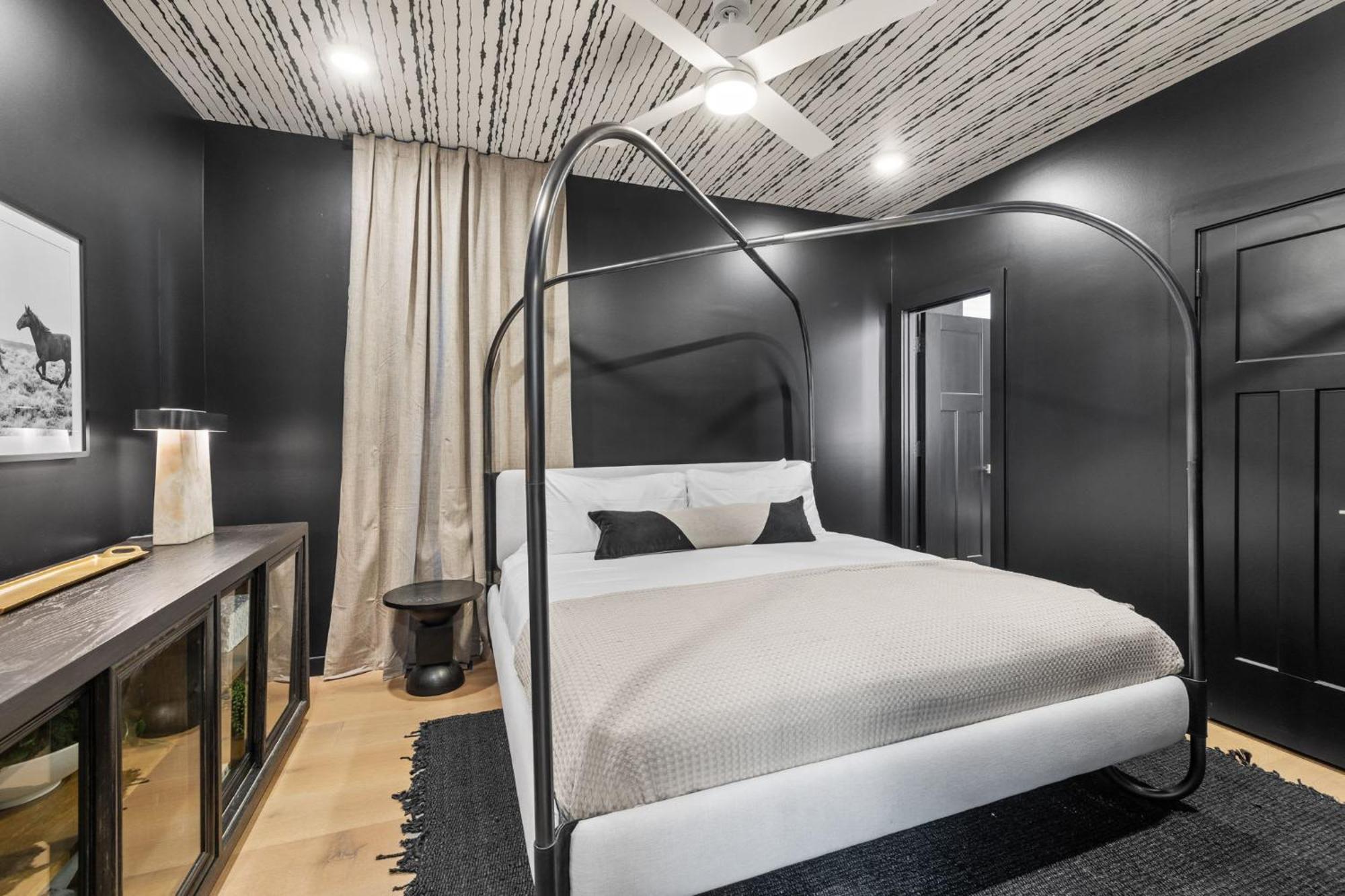 Holiday home The Modern Cowboy - Hot Tub & Rooftop On Music Row