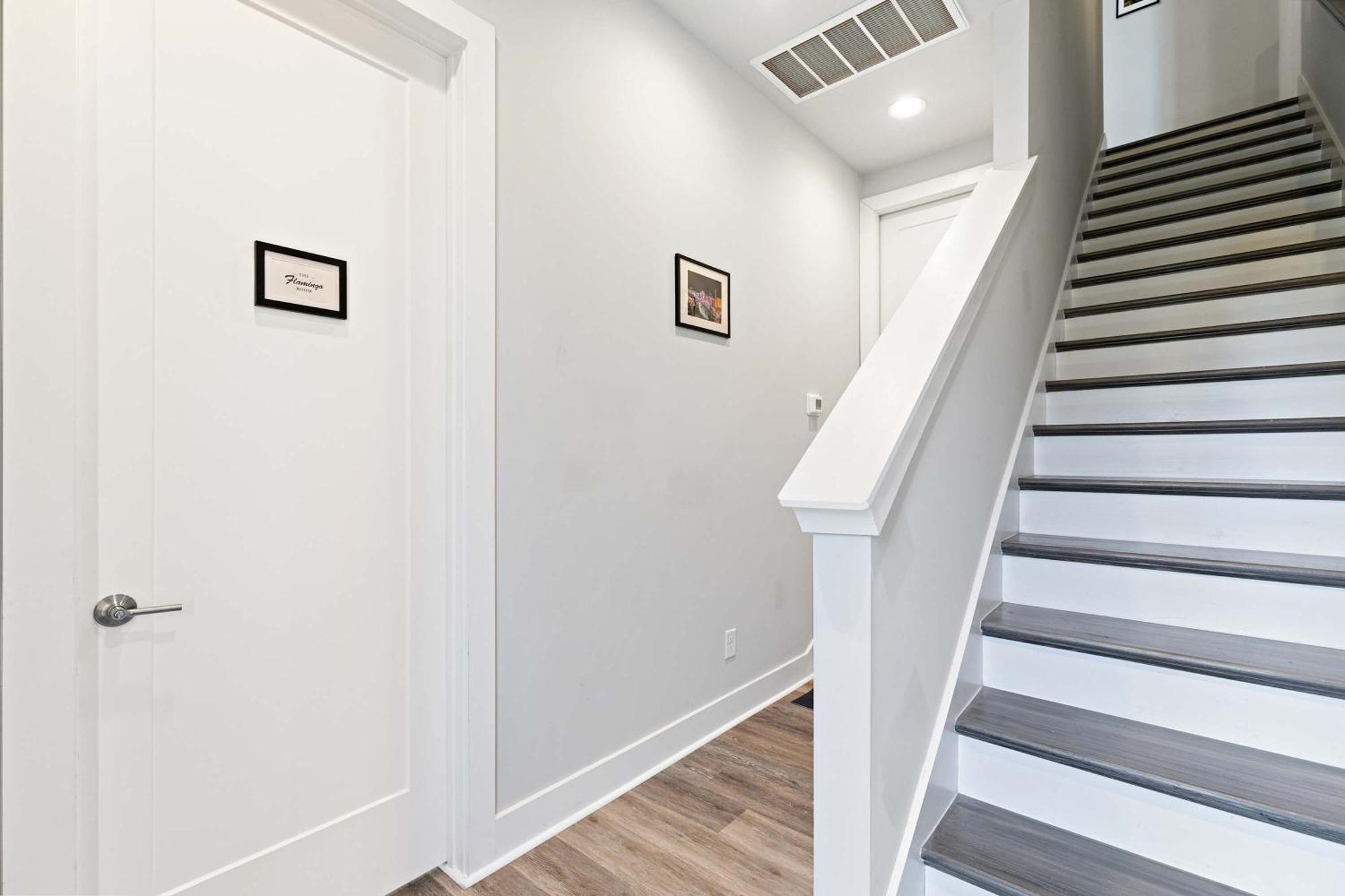 Private With Rooftop Game Near Downtown Holiday home *