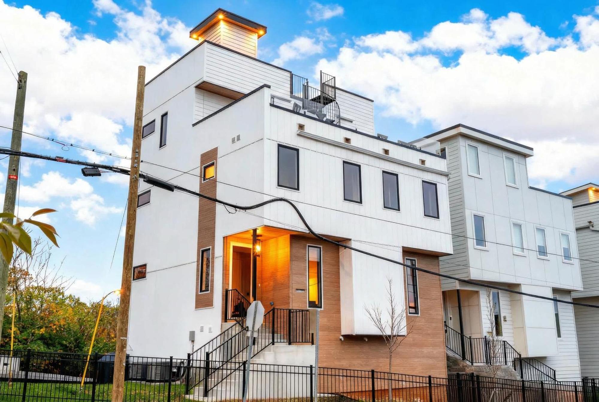 Elevator With Rooftop Hot Tub & Spacious Yard Holiday home