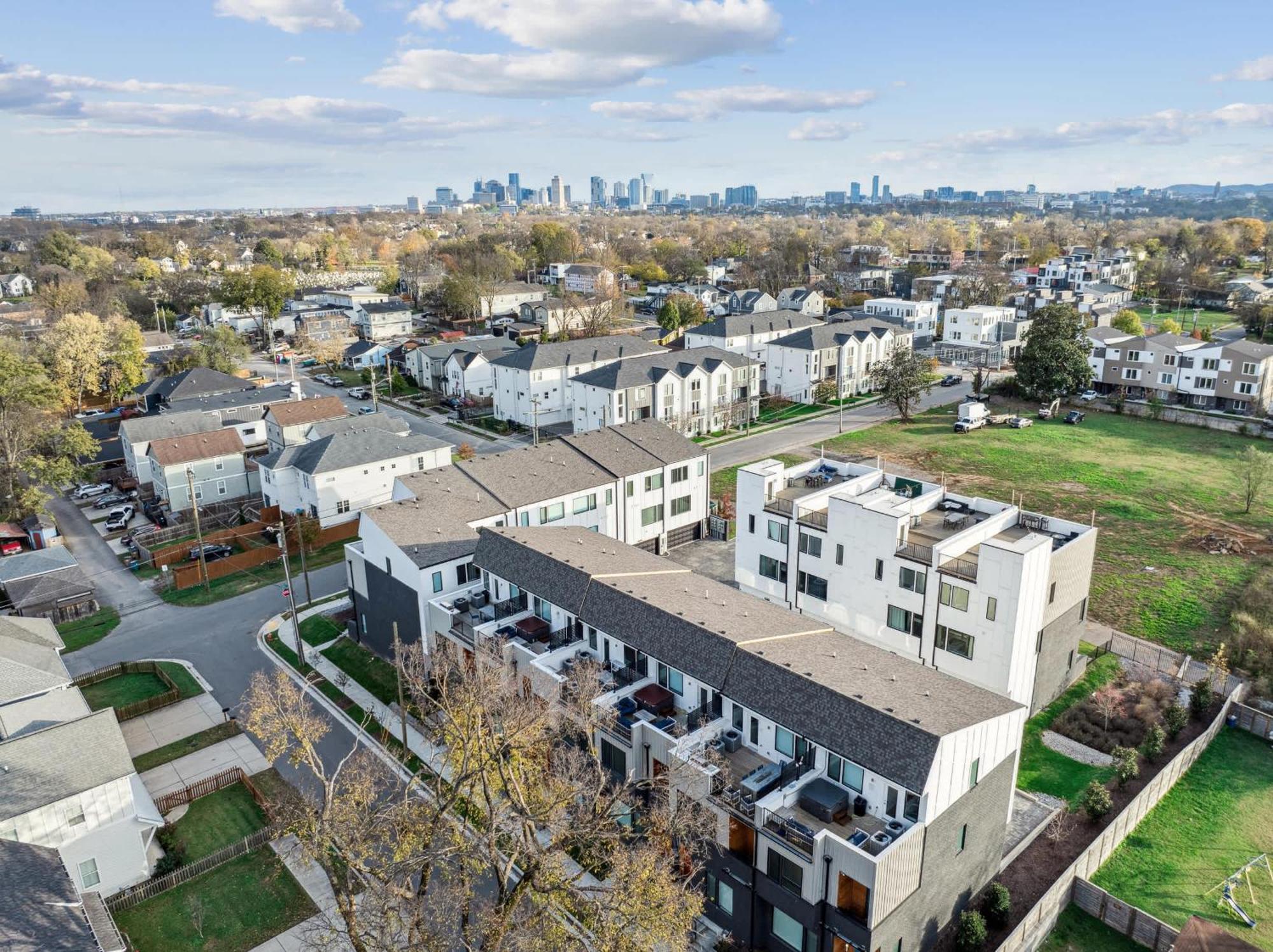 Private With Rooftop Game Near Downtown *