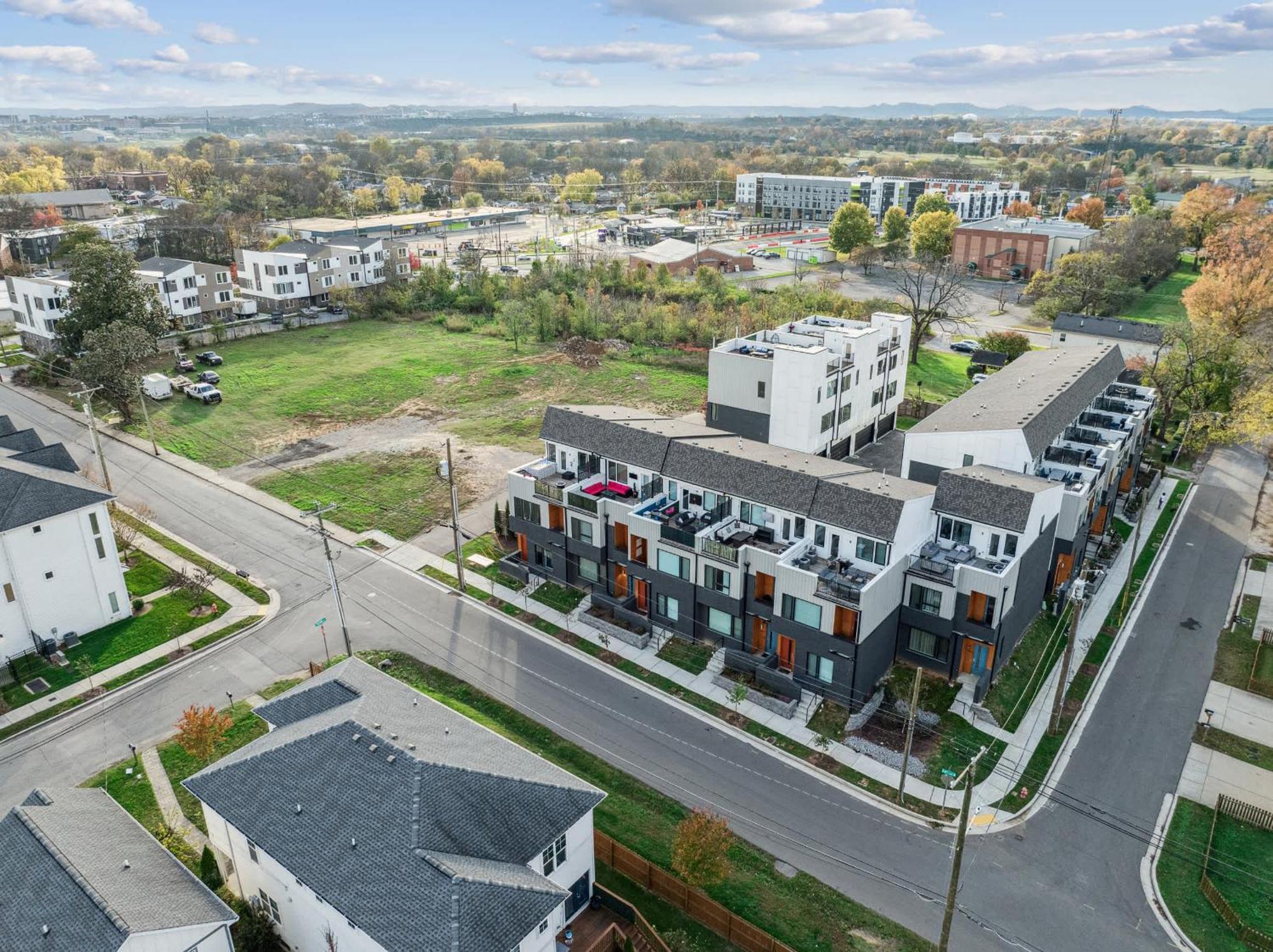 Private With Rooftop Game Near Downtown Holiday home *