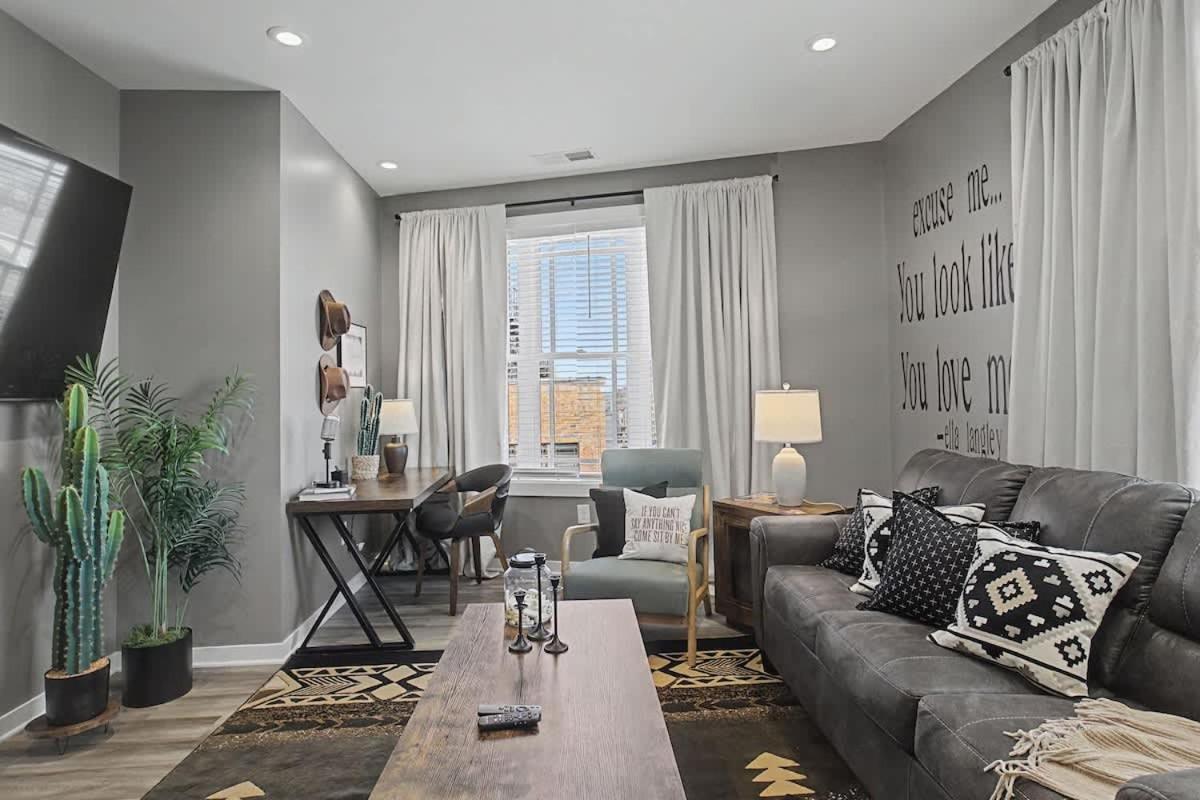 2br In Walkable Area & 5 Mins To Broadway Apartment *