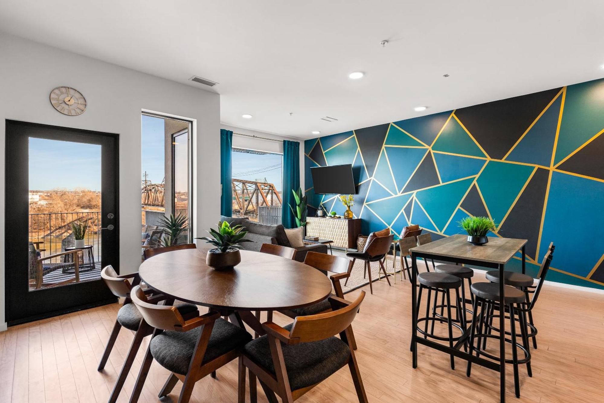 Upscale Riverview With Garage Walk To Downtown Apartment *