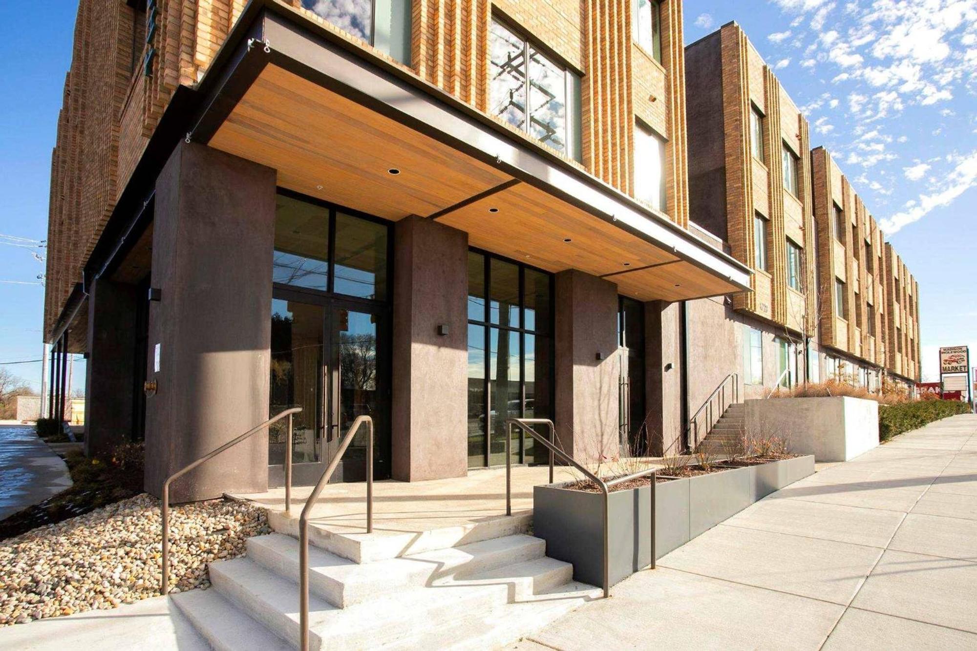 2 Bedroom + Loft Condo, Coffee Shop In Building Apartment *
