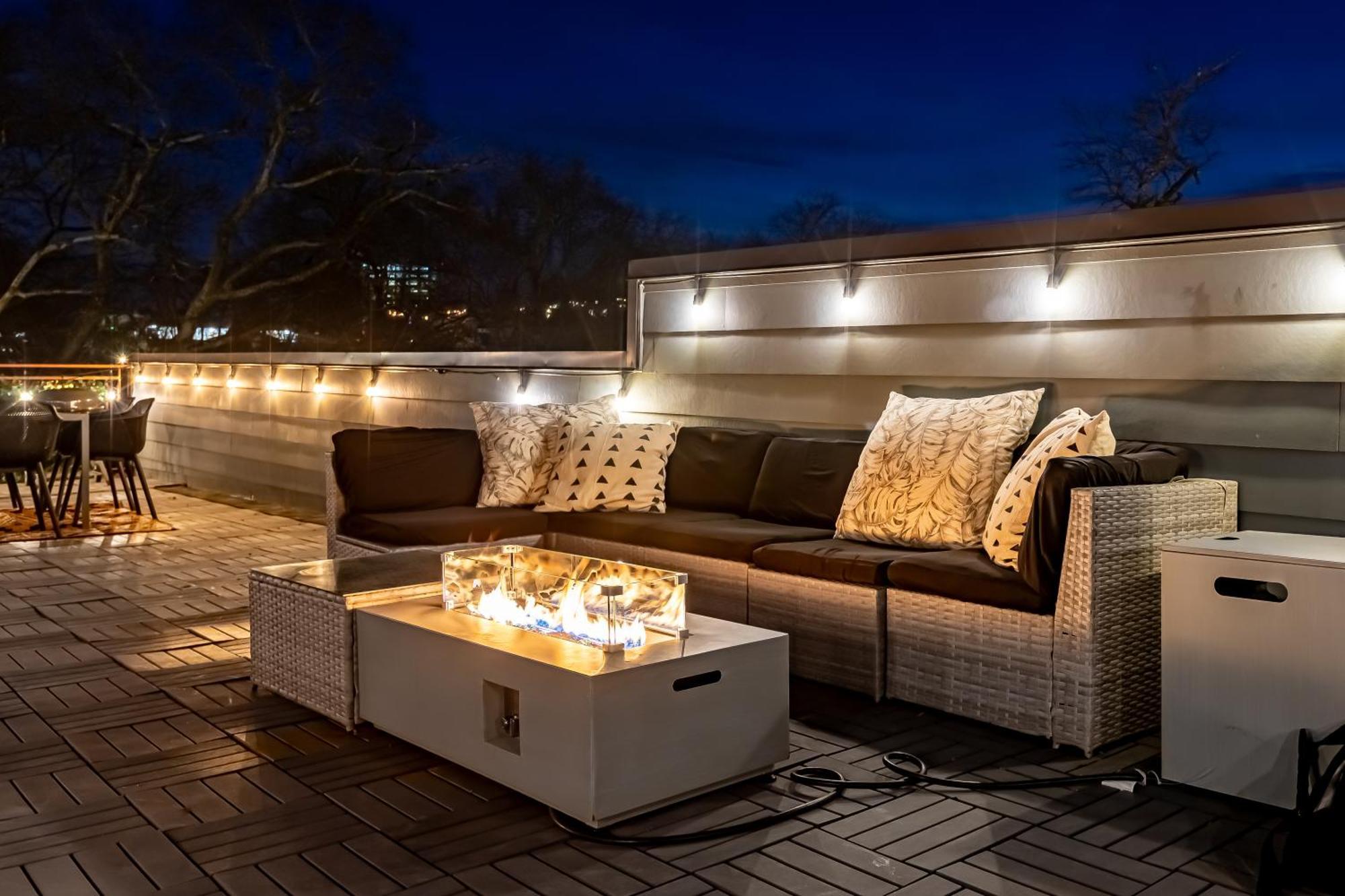 Modern Luxe Townhome With Rooftop Cinema Apartment