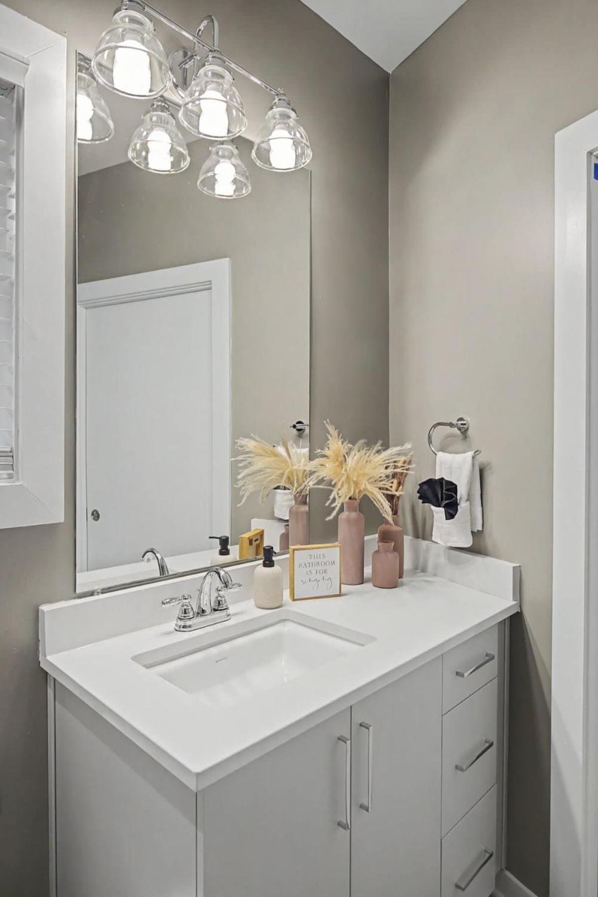 Apartment 2br In Walkable Area & 5 Mins To Broadway *