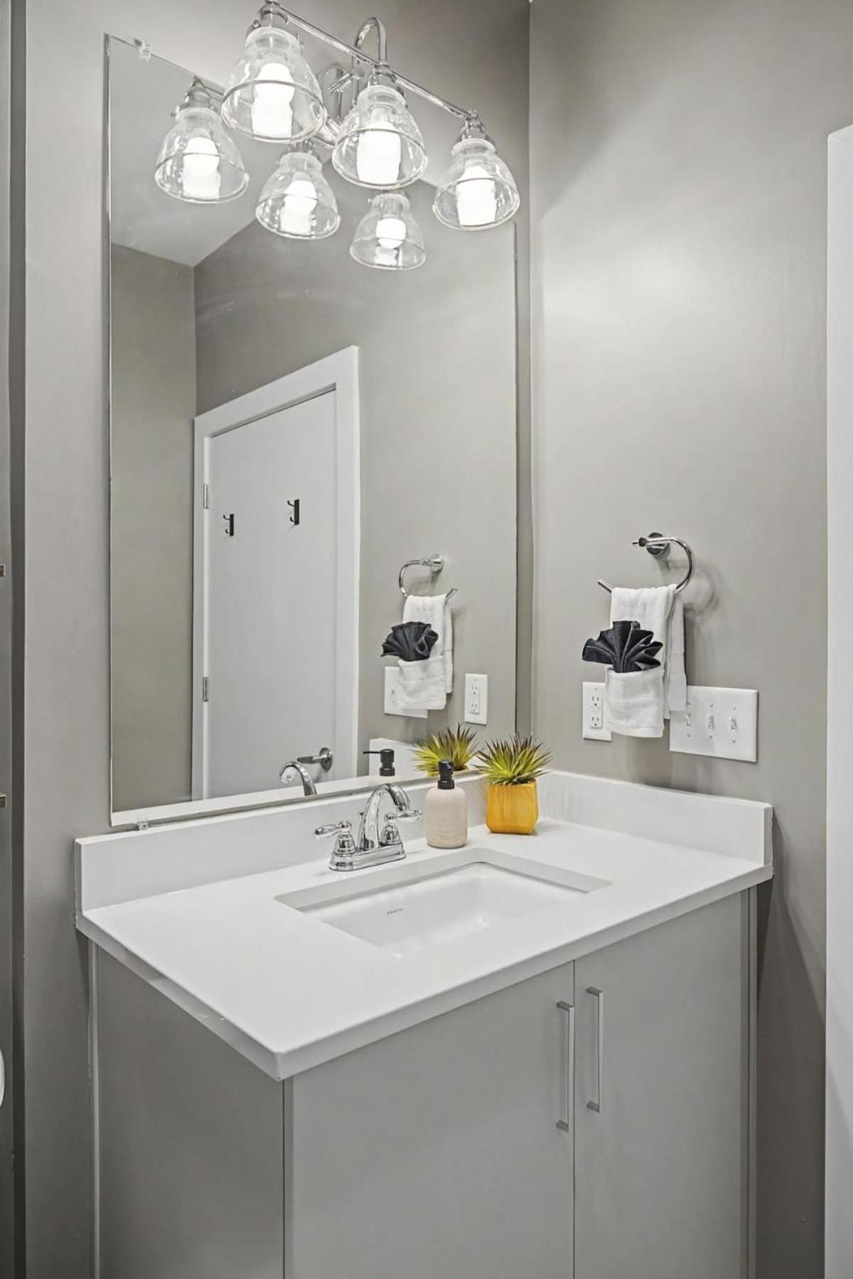 Apartment 2br In Walkable Area & 5 Mins To Broadway *