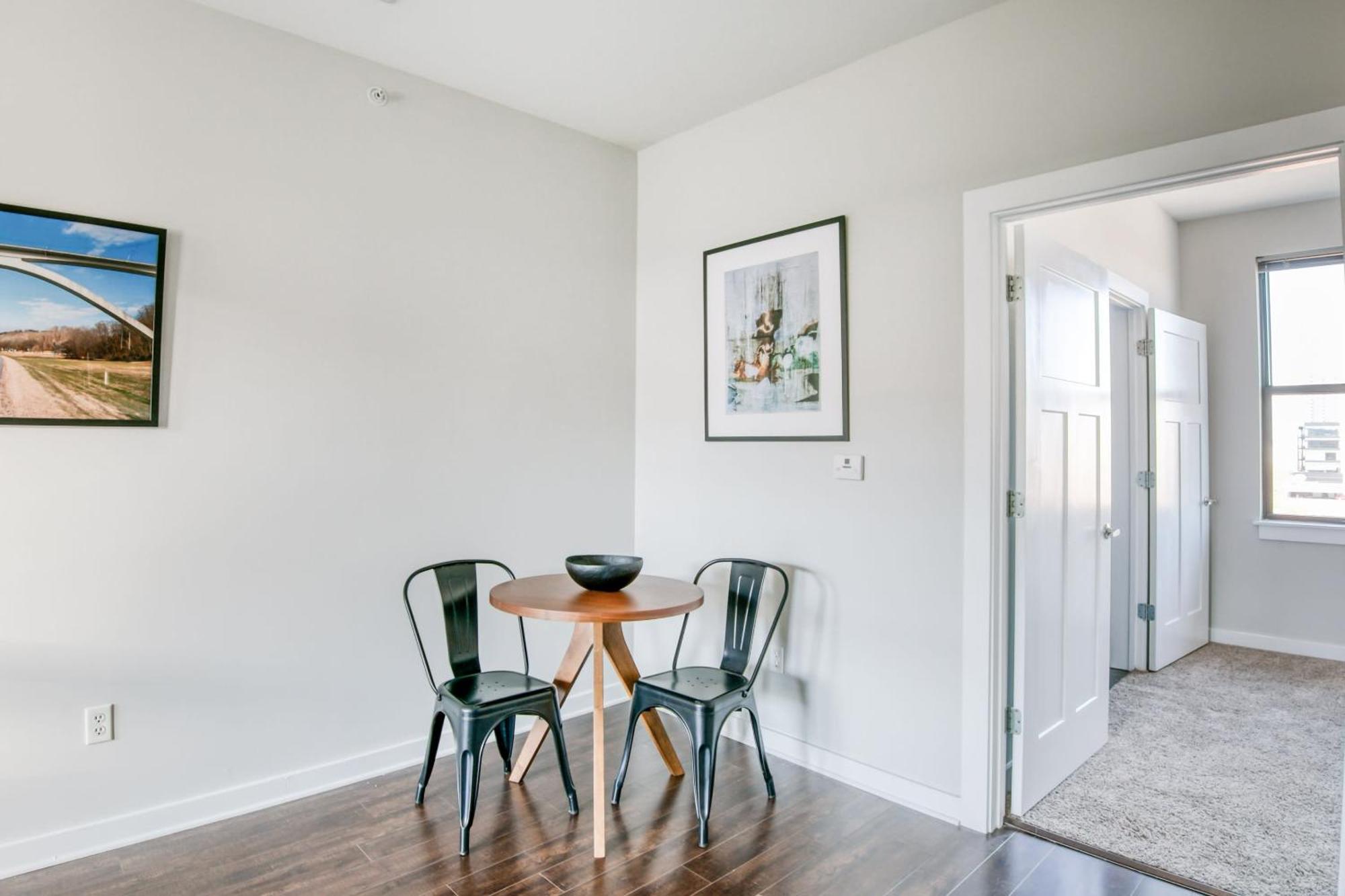 Two Cozysuites Music Row Lovely In Apartment