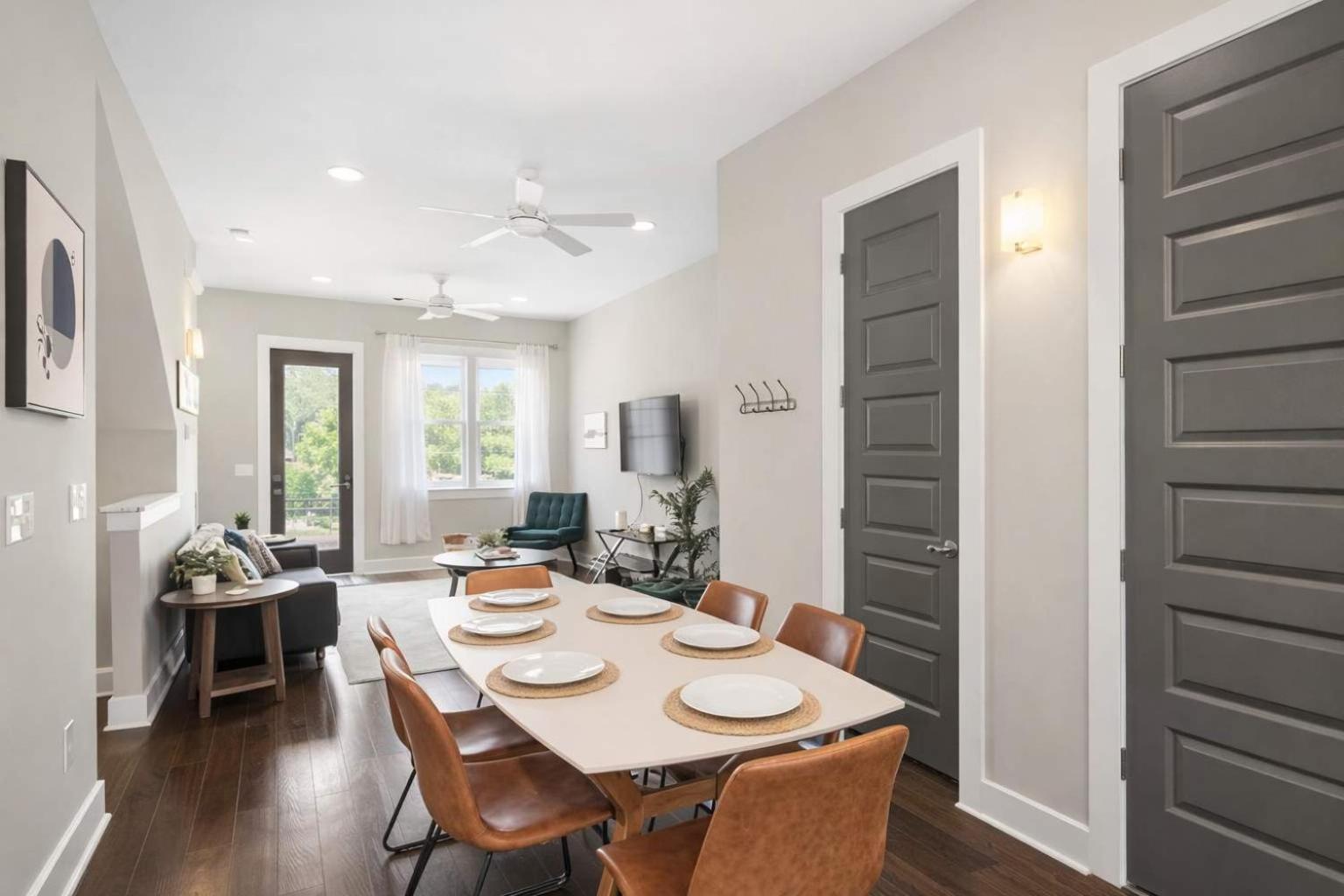 Chic Near Downtown Sleeps 14 Holiday home