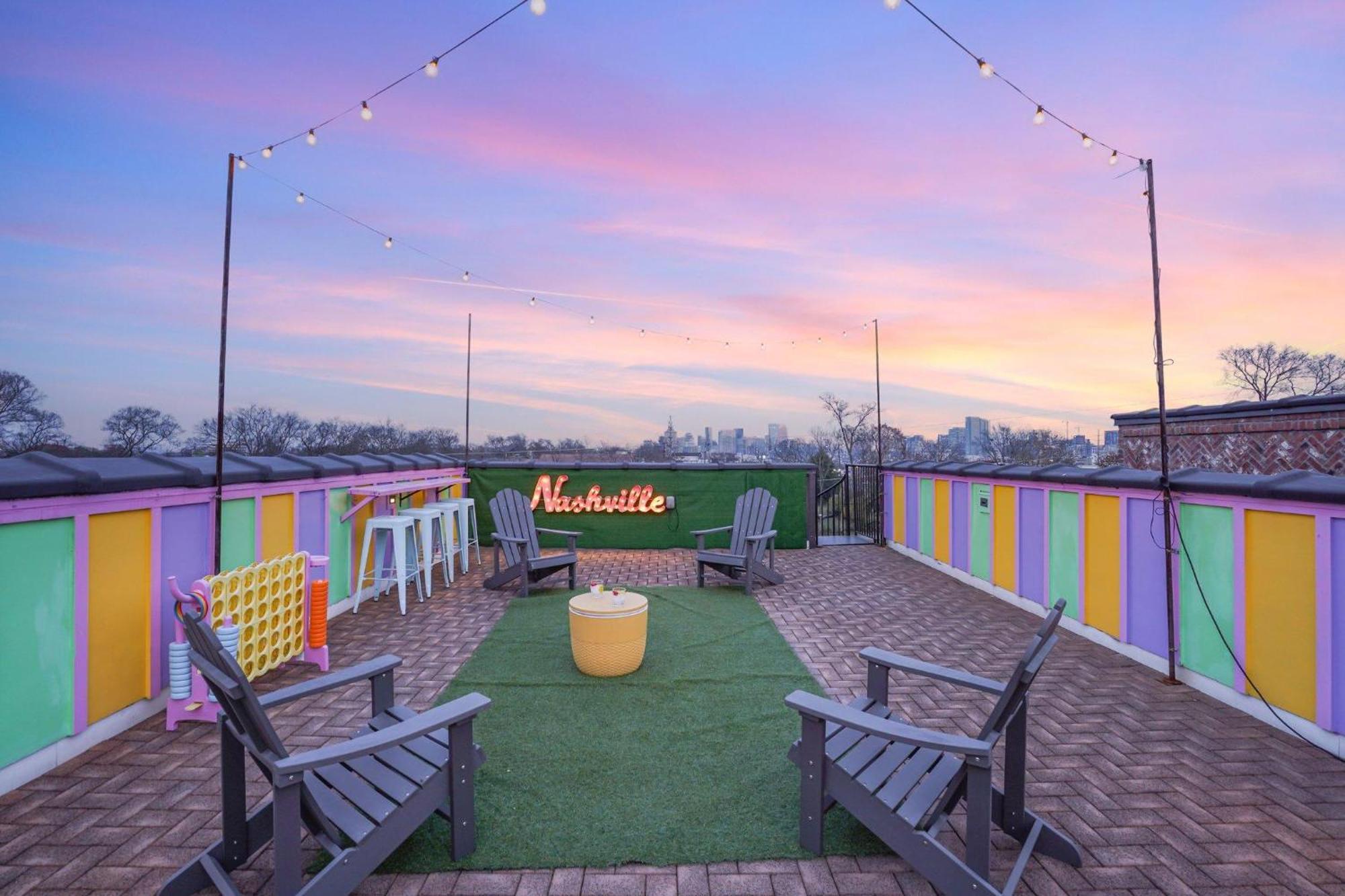 Holiday home Swiftie Dream House-rooftop Patio-mins To Broadway Nashville