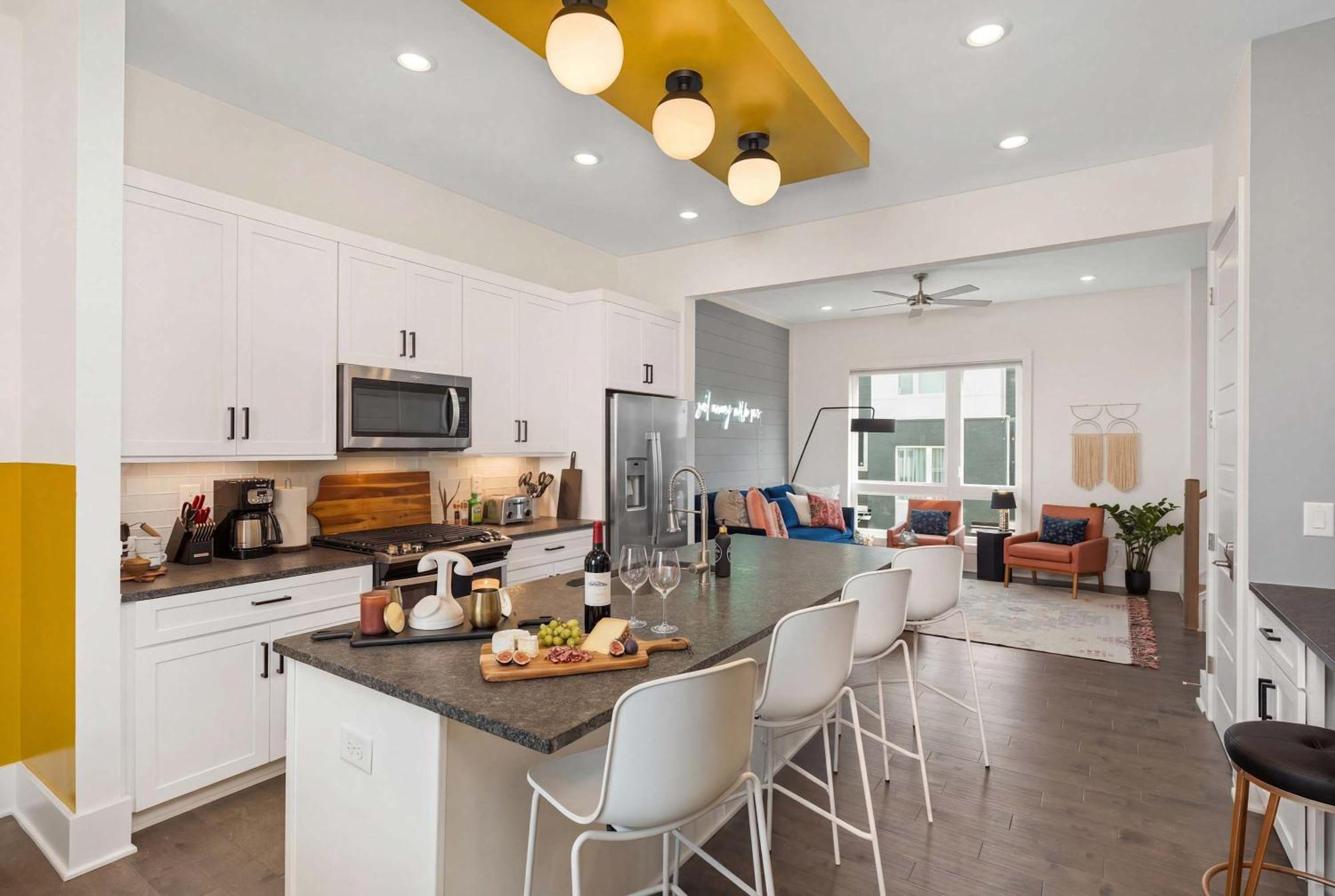 King 3br Retreat & 2-car Garage East Holiday home