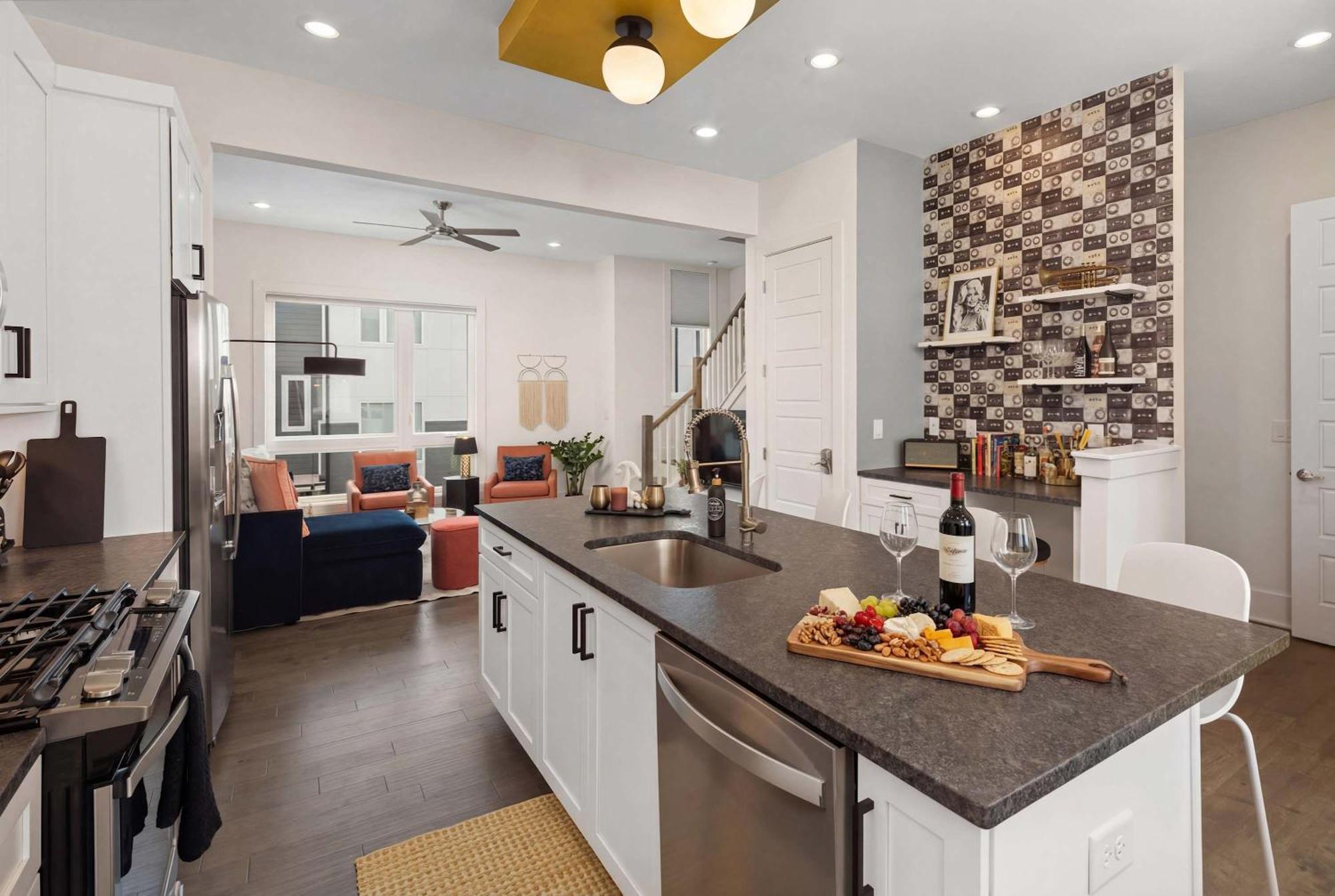 King 3br Retreat & 2-car Garage East Holiday home Nashville