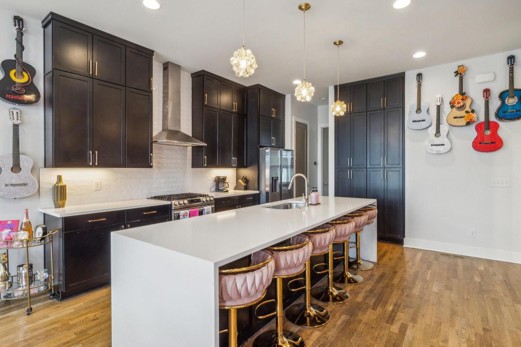Holiday home Swiftie Dream House-rooftop Patio-mins To Broadway Nashville
