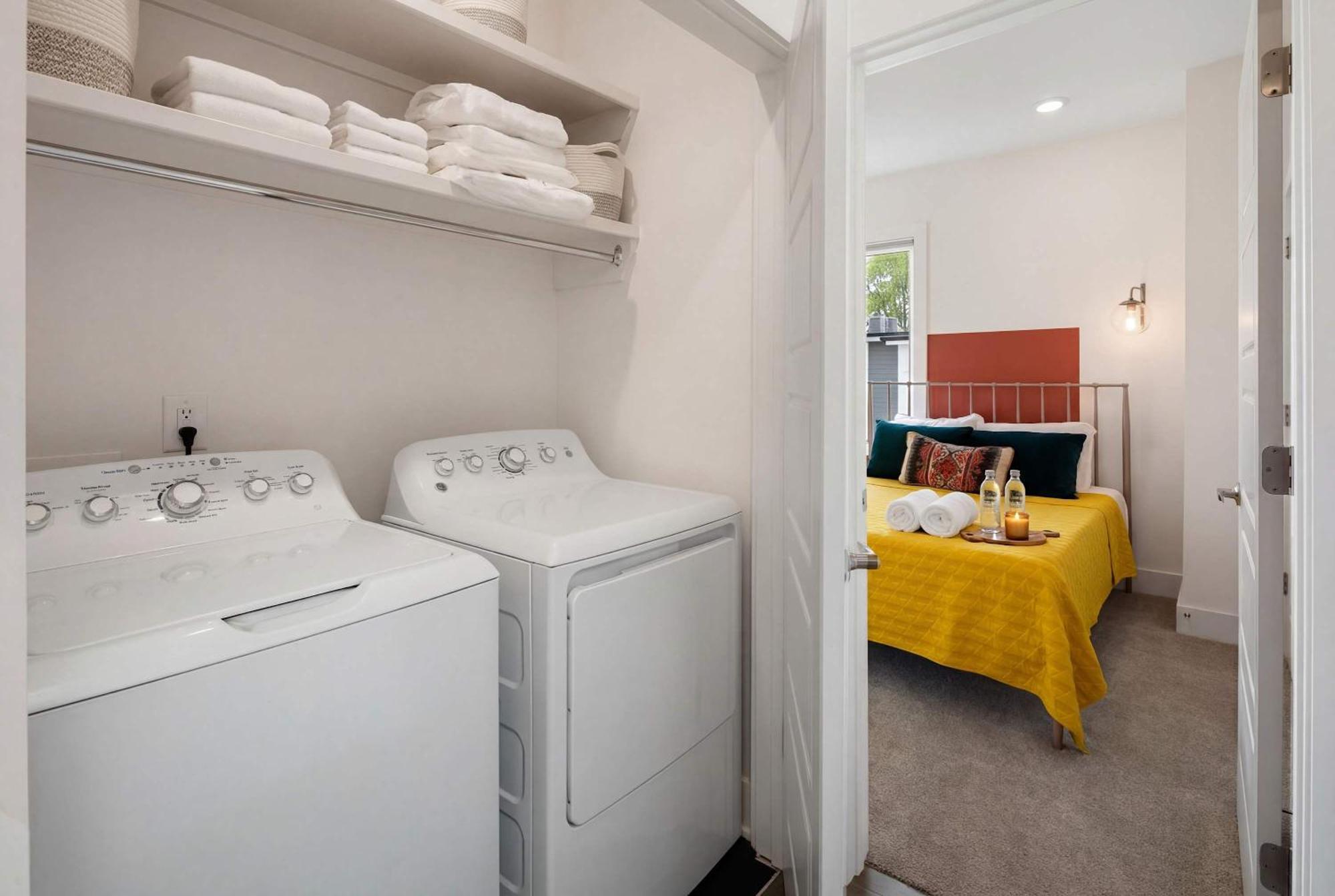 Holiday home King 3br Retreat & 2-car Garage East *