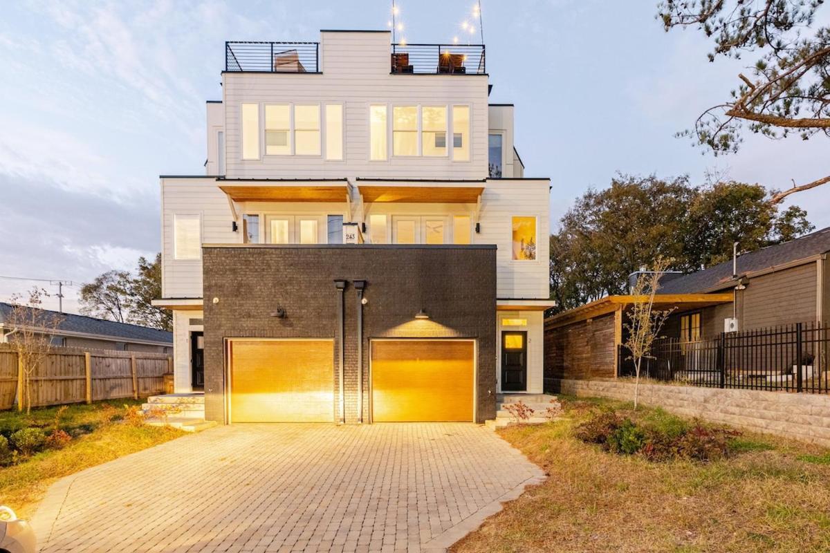 Rooftop Retreat & Skyline Views *