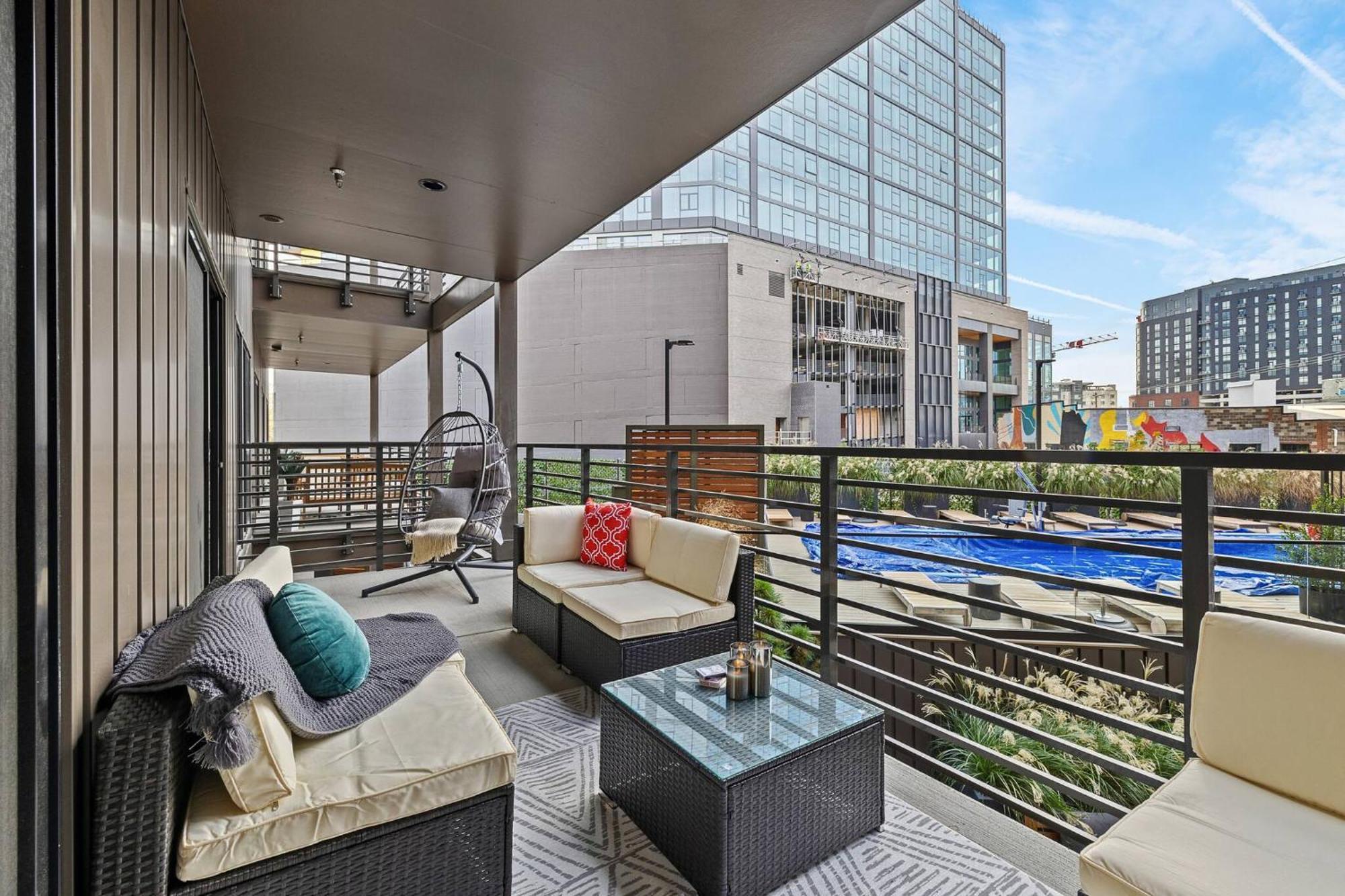 Apartment Walk To Broadway- Pool & Cabanas-luxury Nashville