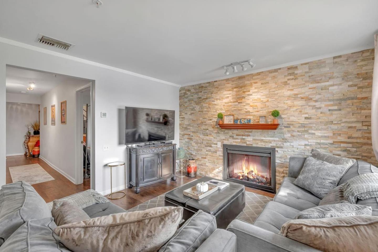 2br2bthsleep 6, Walk To Broadway! Pool