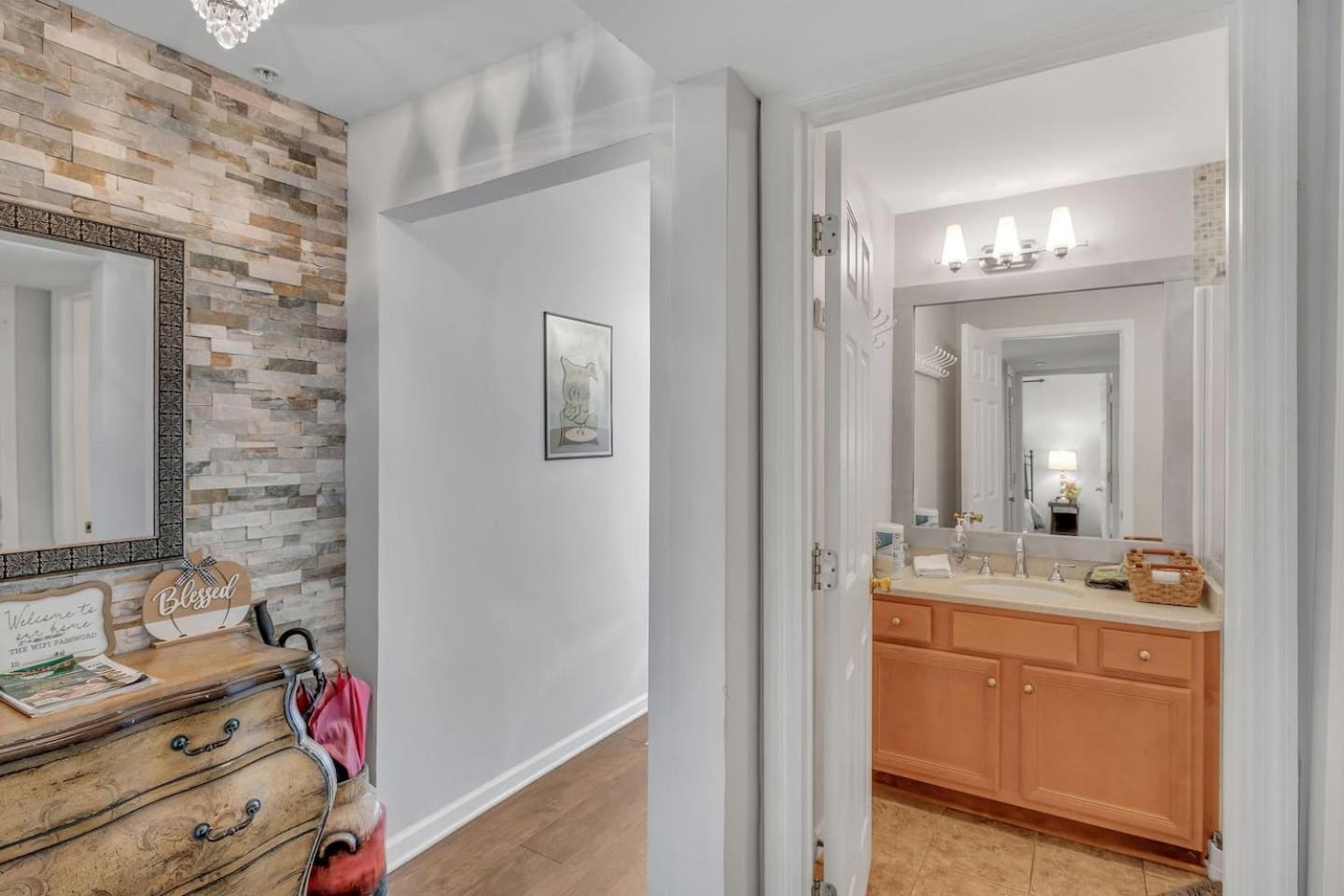 Apartment 2br2bthsleep 6, Walk To Broadway! Pool