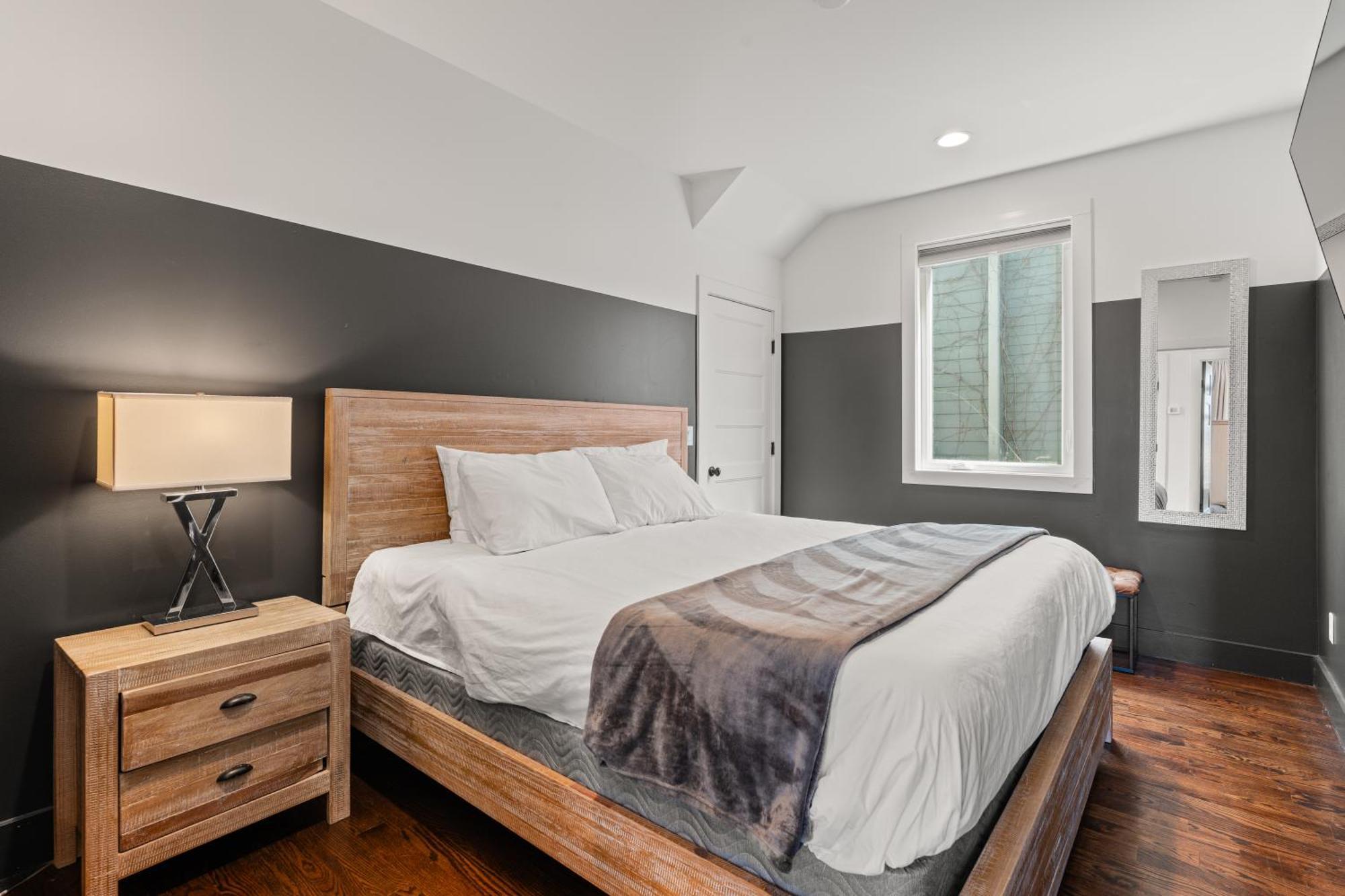 Downtown Views With Rooftop Golf Grill And Firepit Only 8min To Broadway Holiday home *