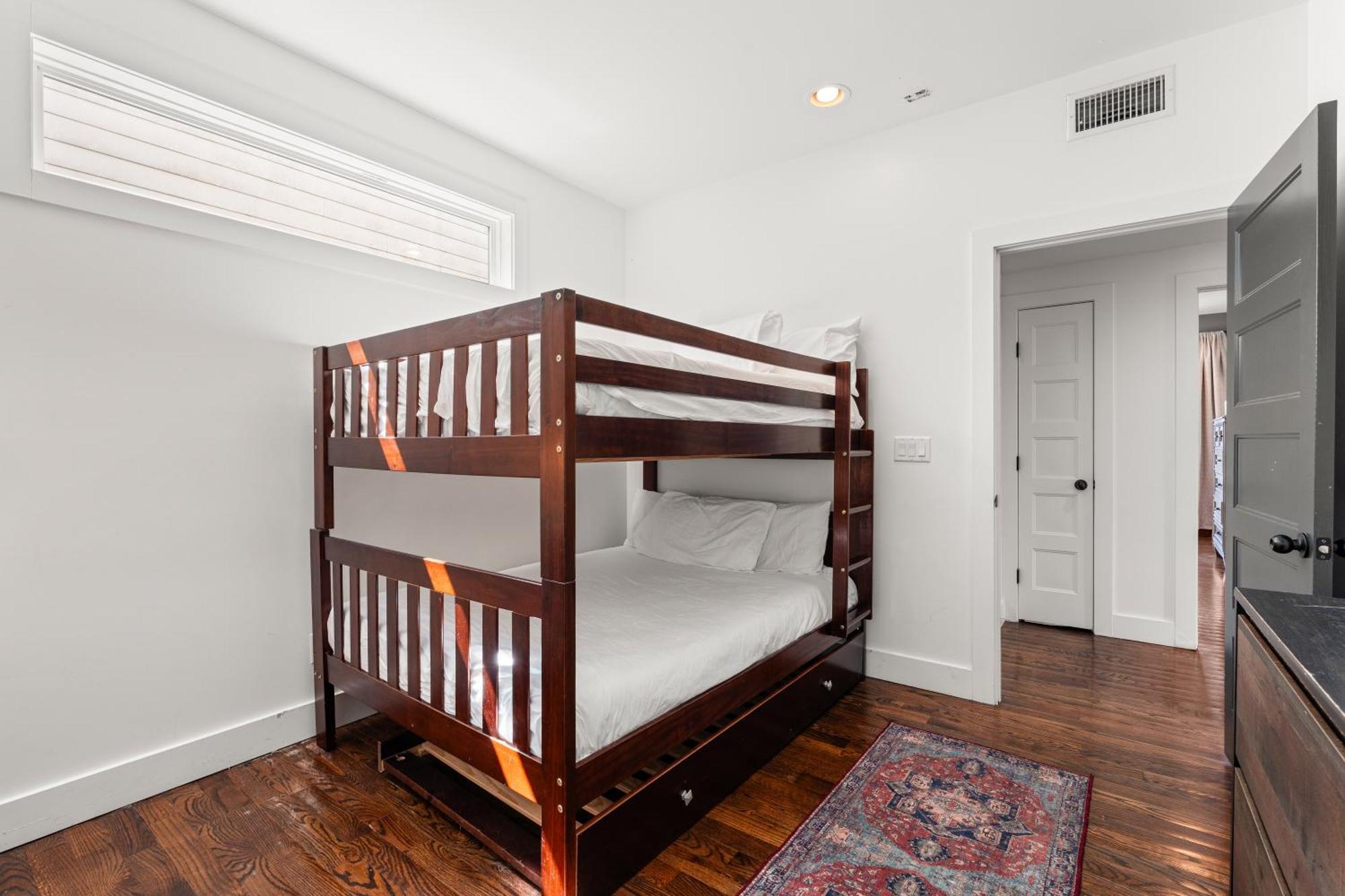 Downtown Views With Rooftop Golf Grill And Firepit Only 8min To Broadway Holiday home *