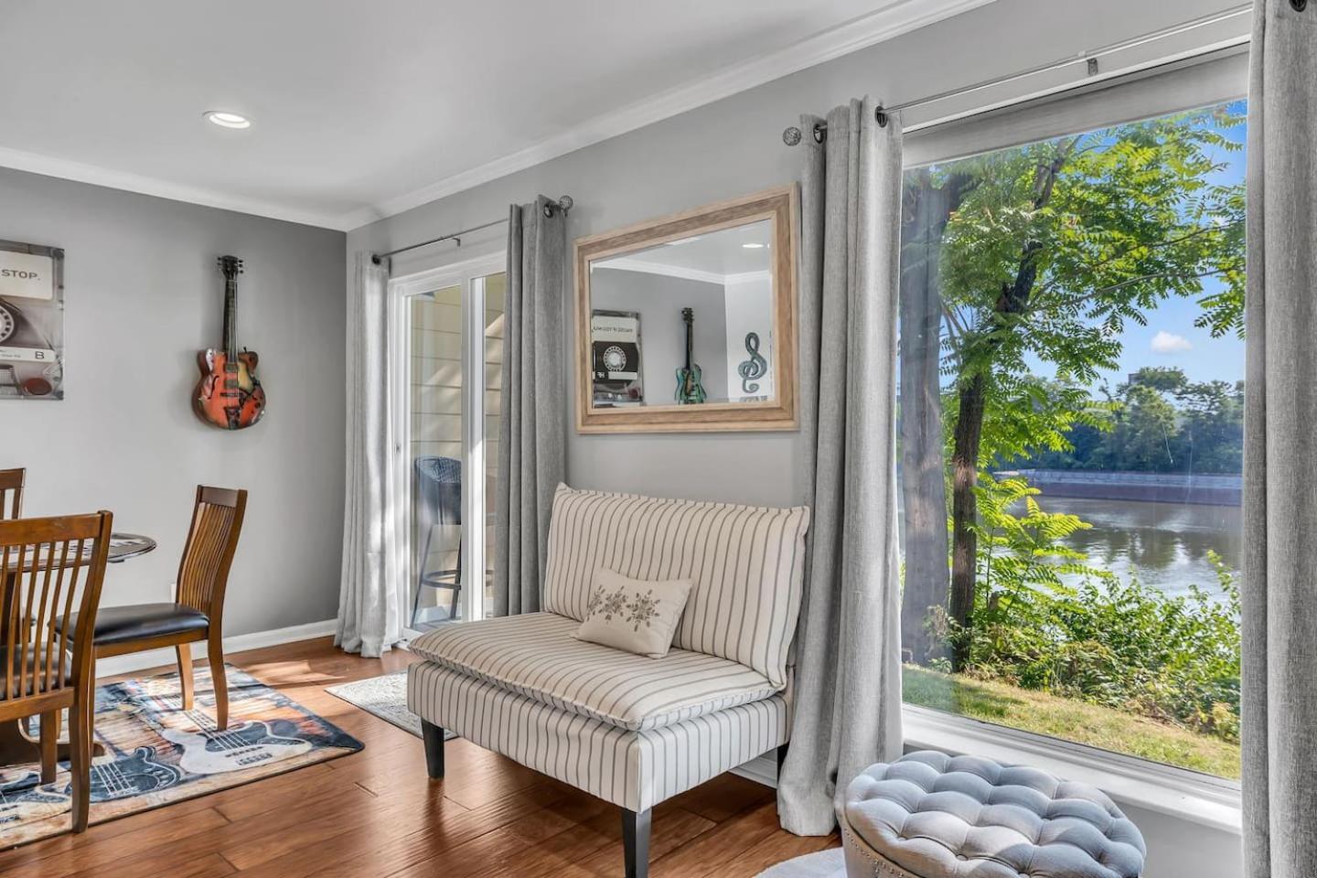 Apartment Walk To Broadway! 2Br2Bath Condo, Sleeps 6, Pool