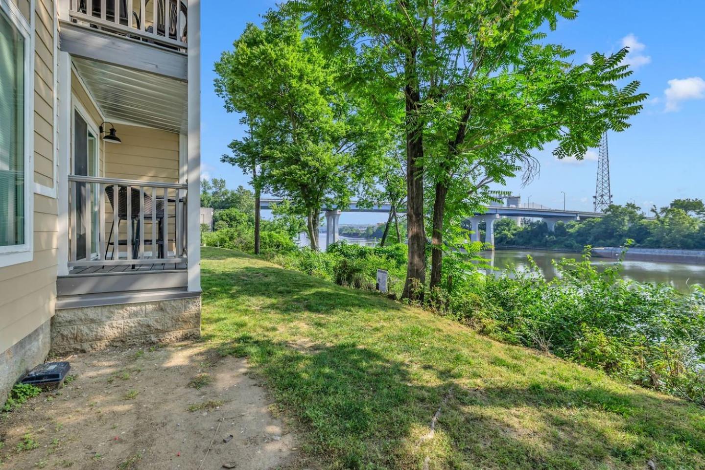 Apartment Walk To Broadway! 2Br2Bath Condo, Sleeps 6, Pool Nashville