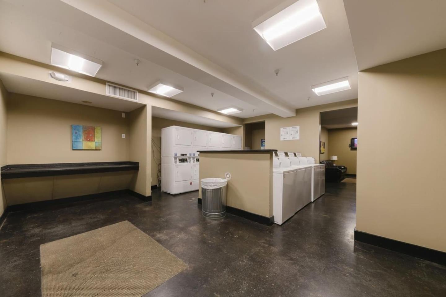 Walk To Broadway! 2Br2Bath Condo, Sleeps 6, Pool Nashville