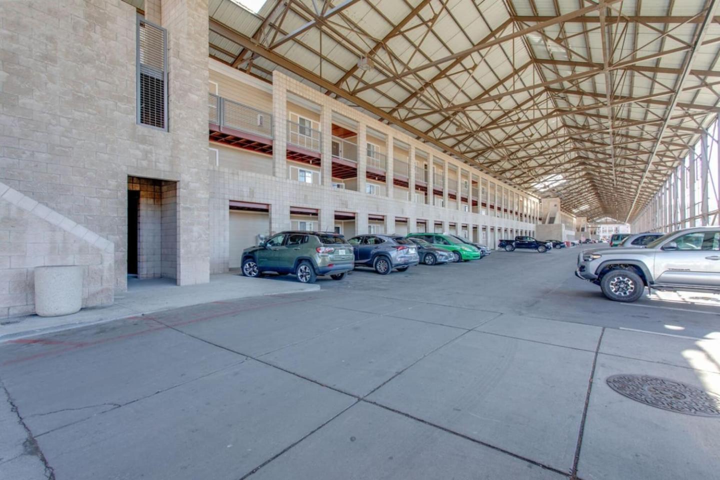 Walk To Broadway! 2Br2Bath Condo, Sleeps 6, Pool Apartment