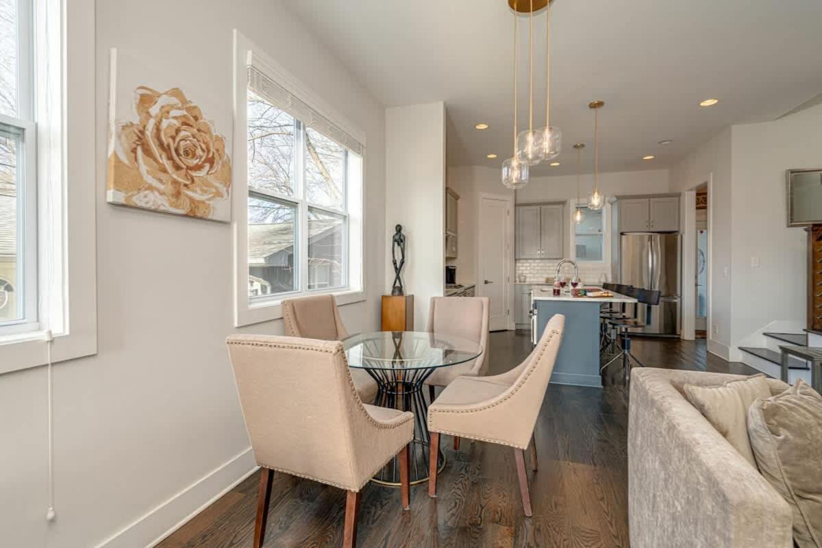 Cultured Coach - Music Row - Mins To Downtown Holiday home *