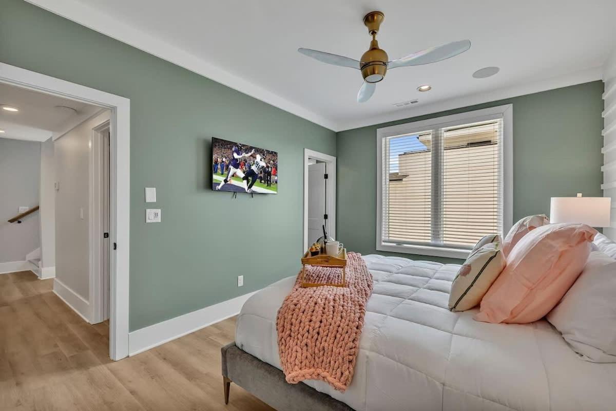 Alto-private Rooftop Deck-8 Mins To Broadway Holiday home *