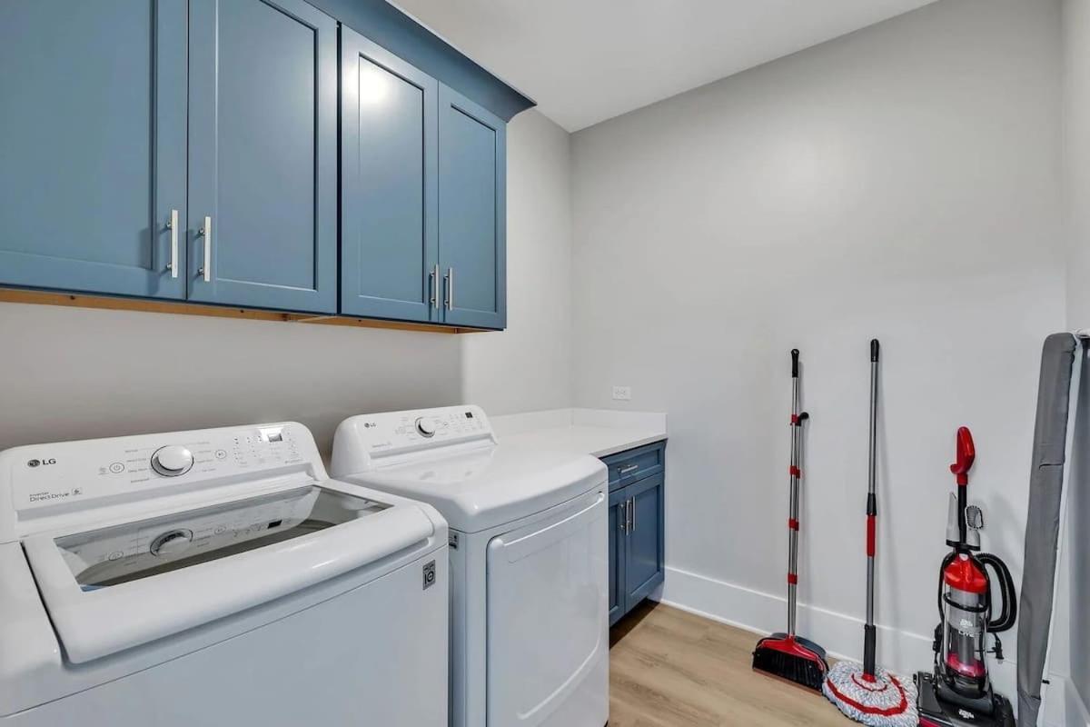 Ensemble-4 Unit Combo-8 Mins To Broadway Holiday home Nashville