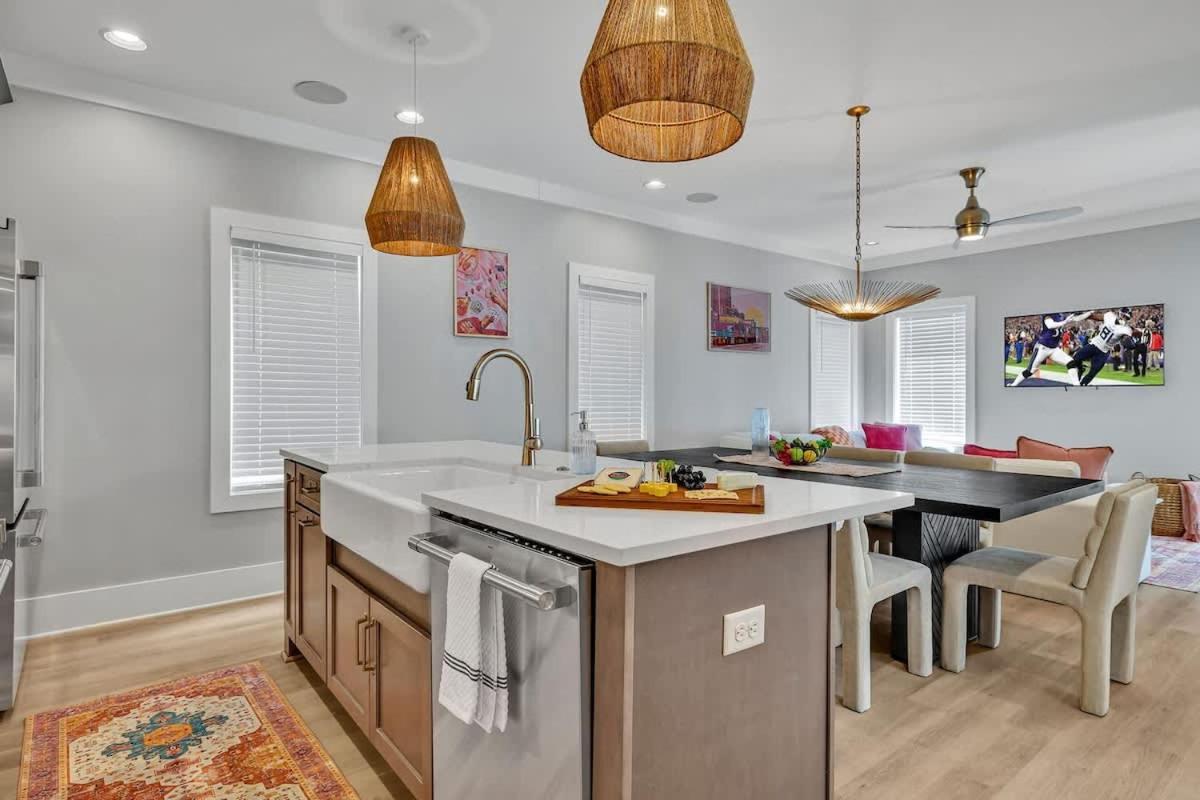 Holiday home Resonant - 2 Townhomes - 2 Private Rooftop Decks *