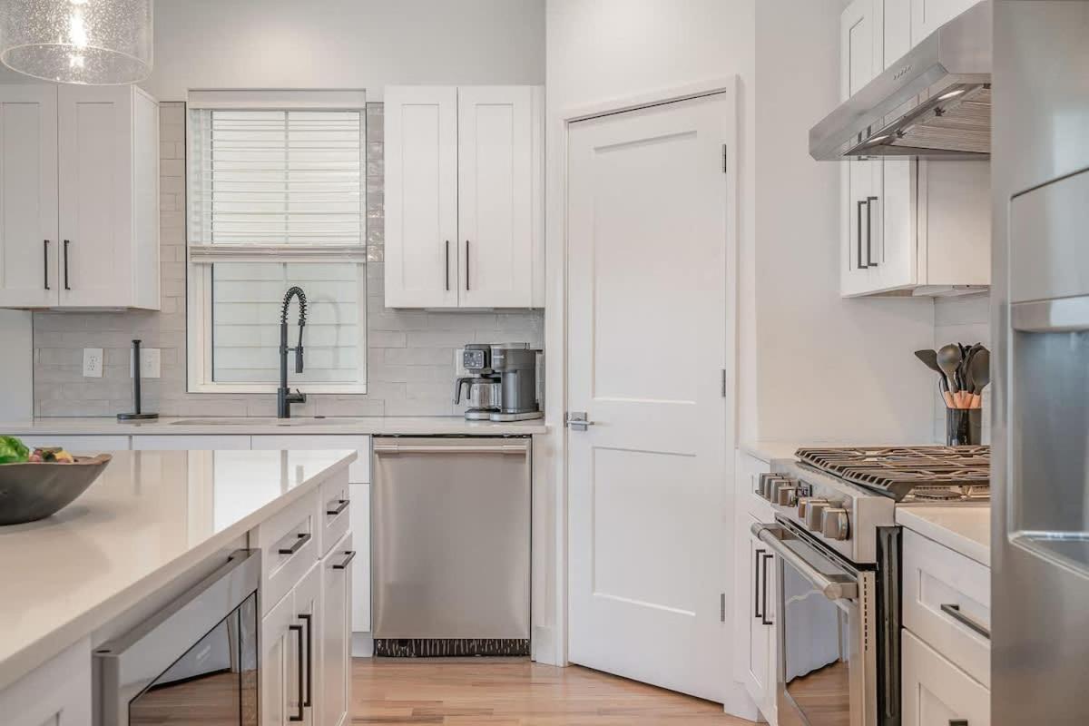 Aurora-private Deck-9 Mins To Broadway Holiday home