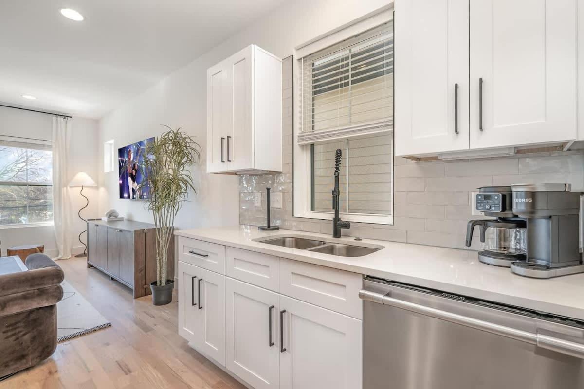 Aurora-private Deck-9 Mins To Broadway Holiday home *