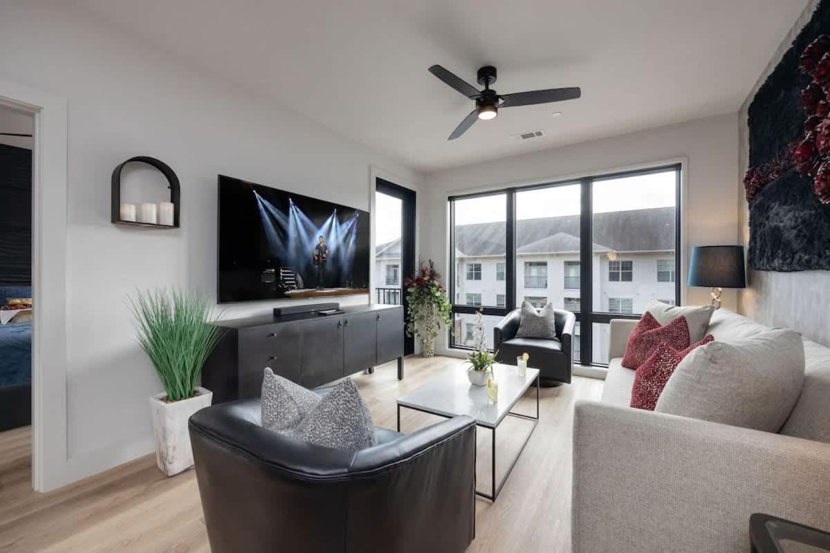 Reverb - Odyssey - Pool & Gym - Heart Of Midtown Holiday home *