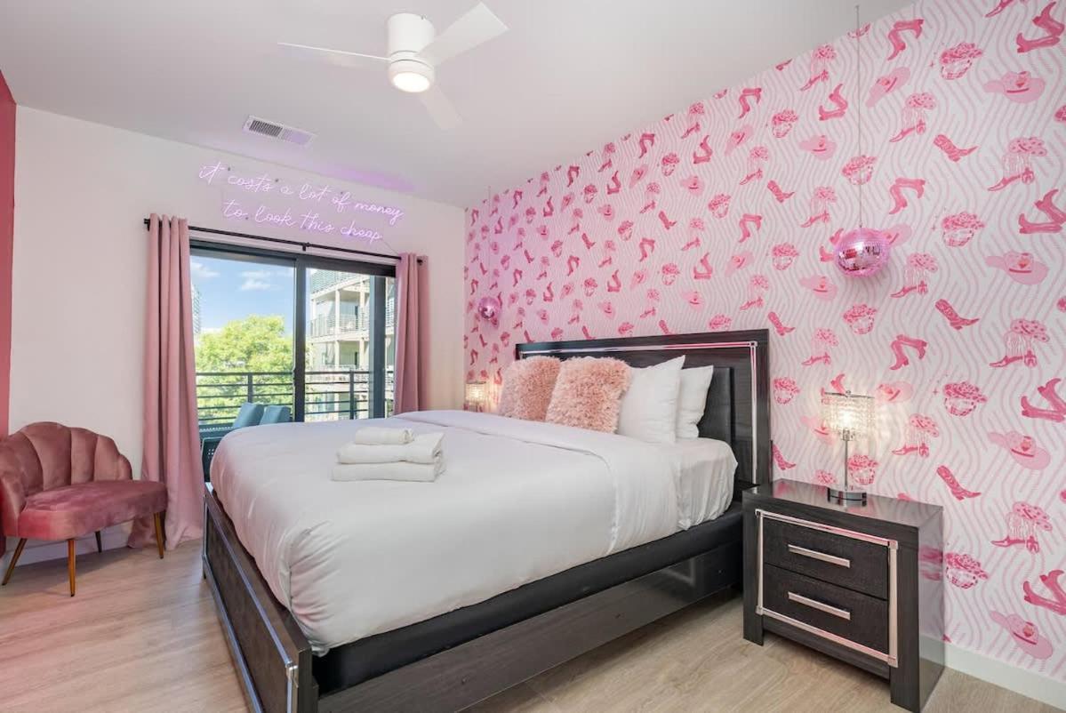 Holiday home Hyve - Neon Lights - Pool & Gym - Walk To Broadway *
