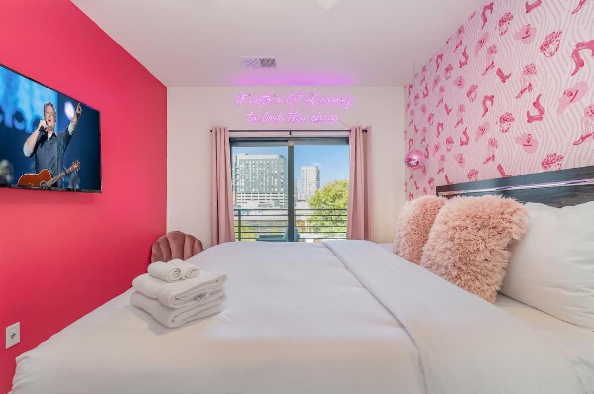Hyve - Neon Lights - Pool & Gym - Walk To Broadway Holiday home *