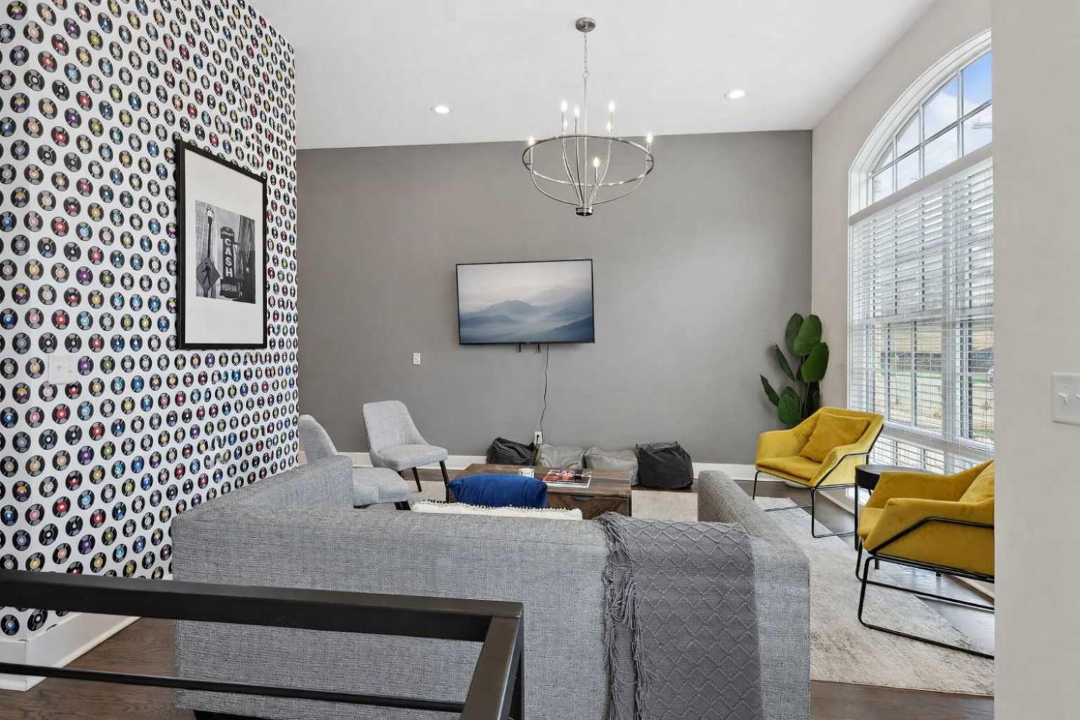Holiday home West End Oasis-new Building & Rooftop Views *