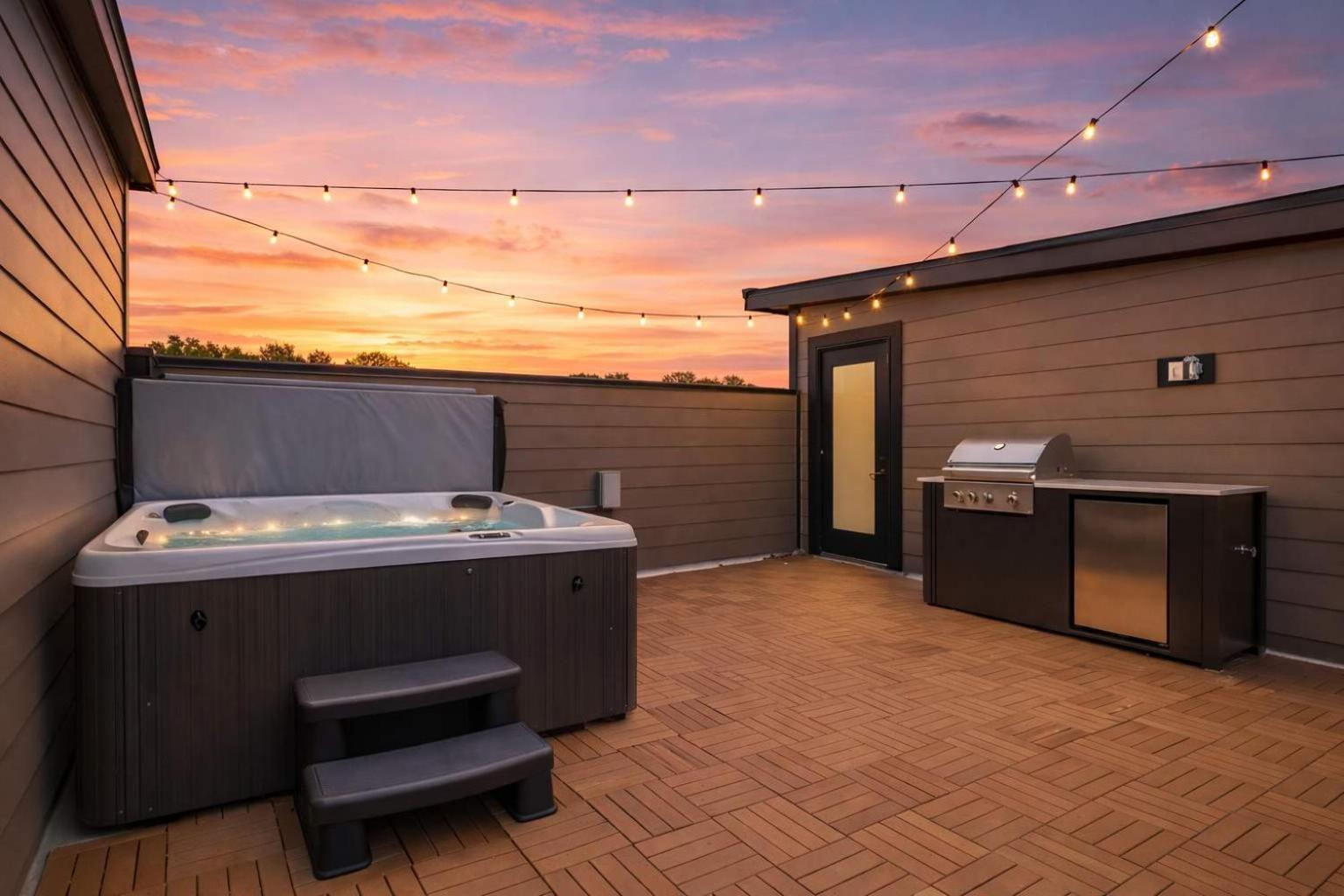 New Modern Escape With Rooftop Hot Tub Nashville